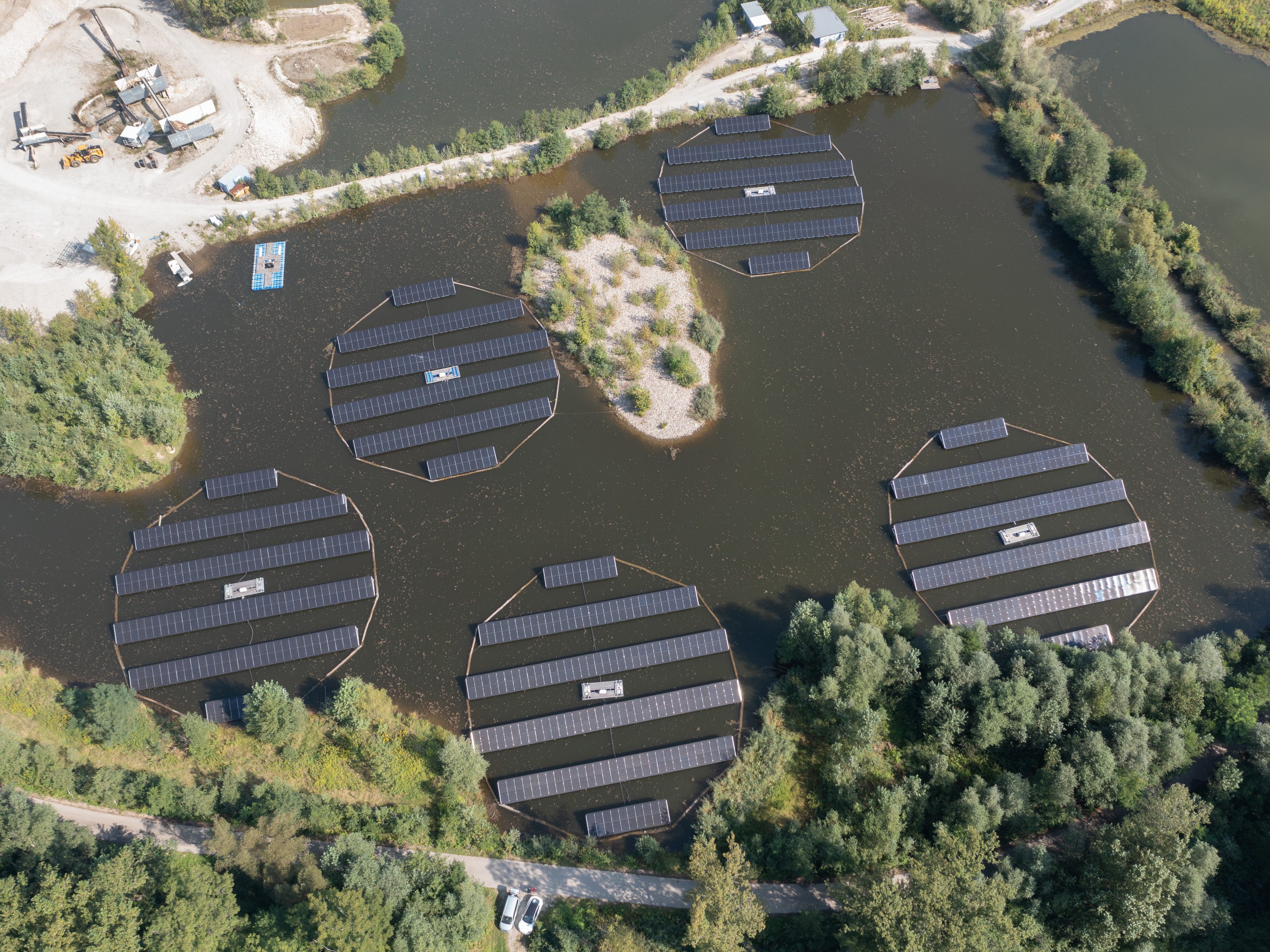 Die erste Floating-PV-Anlage ist "nichts anderes als ein großes Boot". Die erste Floating-PV-Anlage ist "nichts anderes als ein großes Boot".