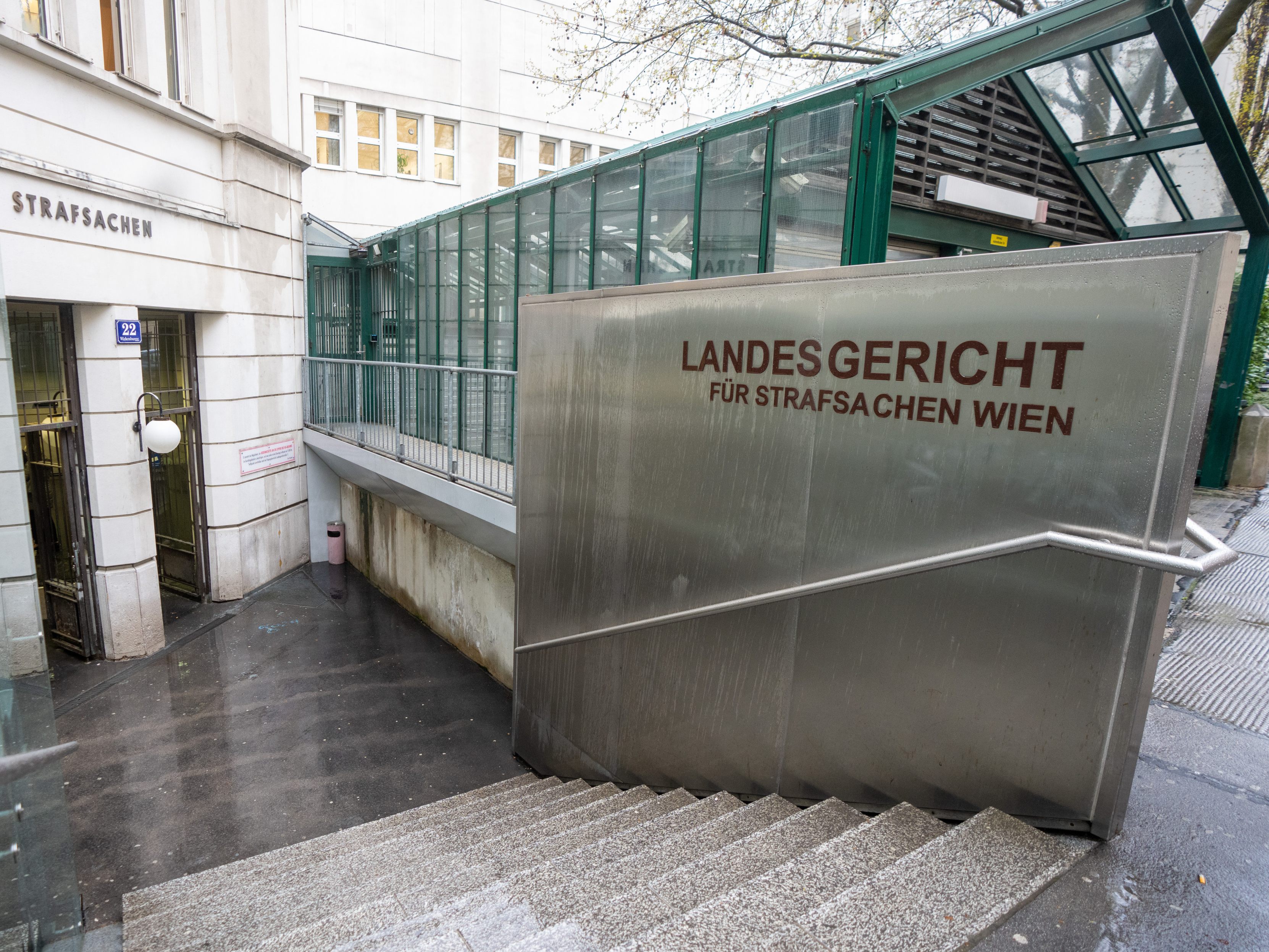 Ein 18-Jähriger stalkte jahrelang seine Nachbarinnen. Nun wurde er zu sechs Monaten bedingter Haft verurteilt.