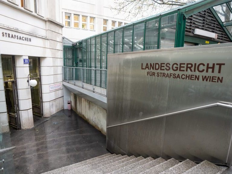 Am Wiener Landesgericht ist ein Mann wegen gefährlicher Drohungen verurteilt worden, nachdem er von seiner großen Liebe enttäuscht wurde. Am Wiener Landesgericht ist ein Mann wegen gefährlicher Drohungen verurteilt worden, nachdem er von seiner großen Liebe enttäuscht wurde.