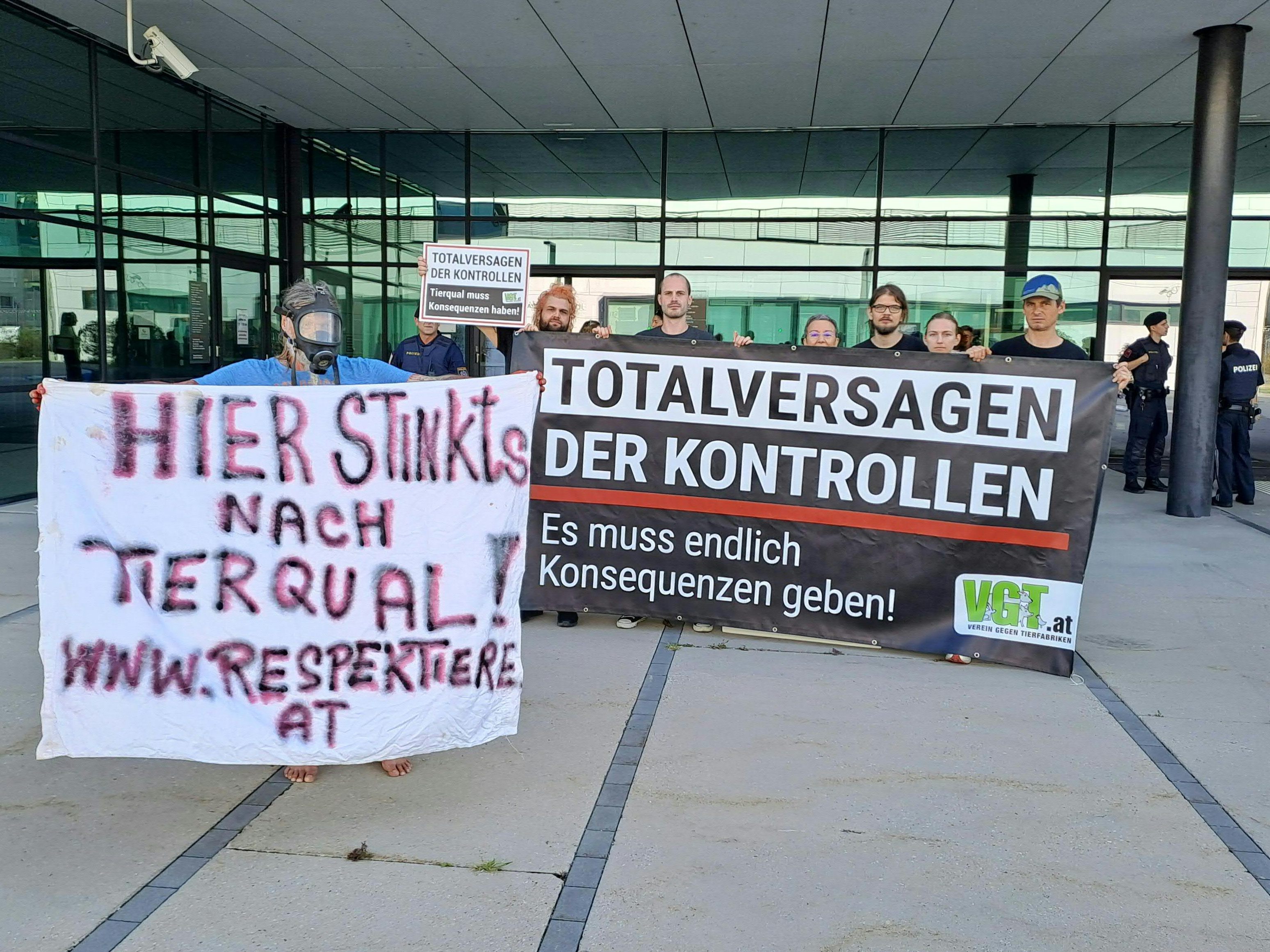 Vor dem Tierquäler-Prozess kam es zu Protesten. Vor dem Tierquäler-Prozess kam es zu Protesten.