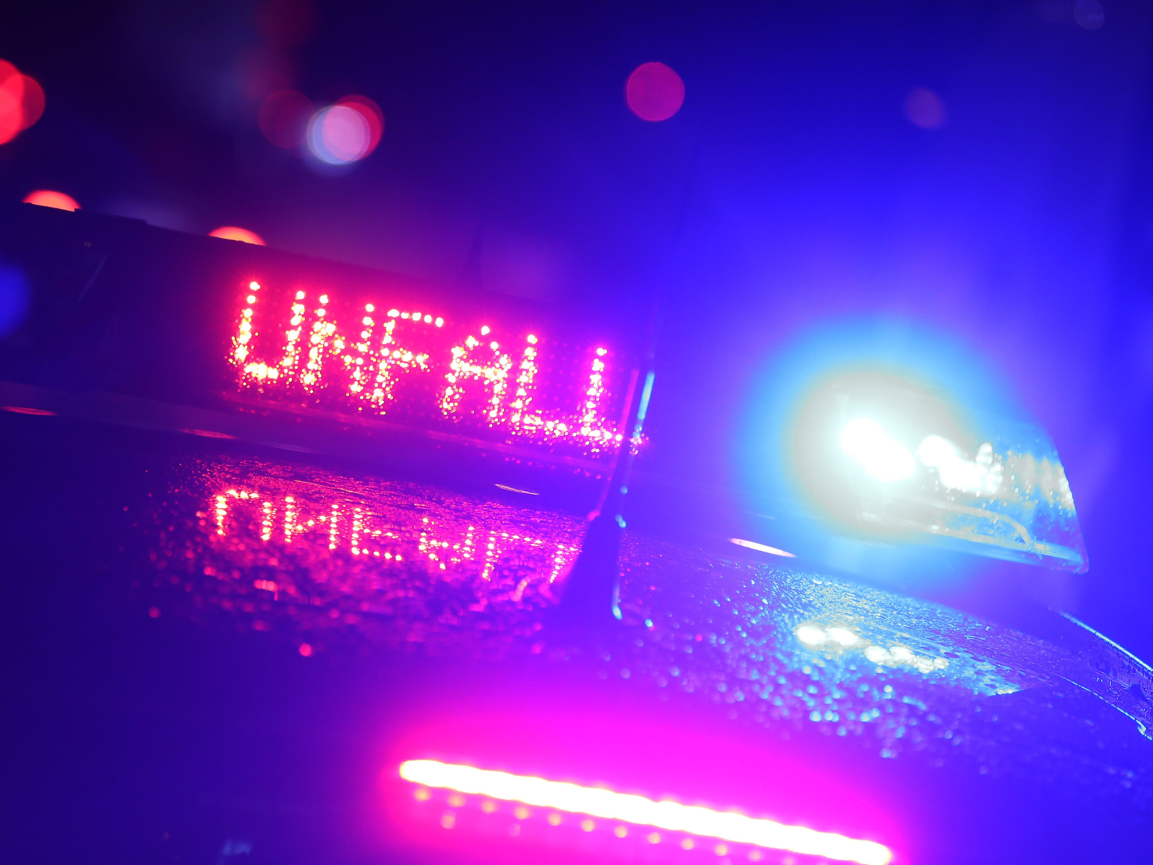 Zwei Polizisten wurden bei dem Crash verletzt. Zwei Polizisten wurden bei dem Crash verletzt.