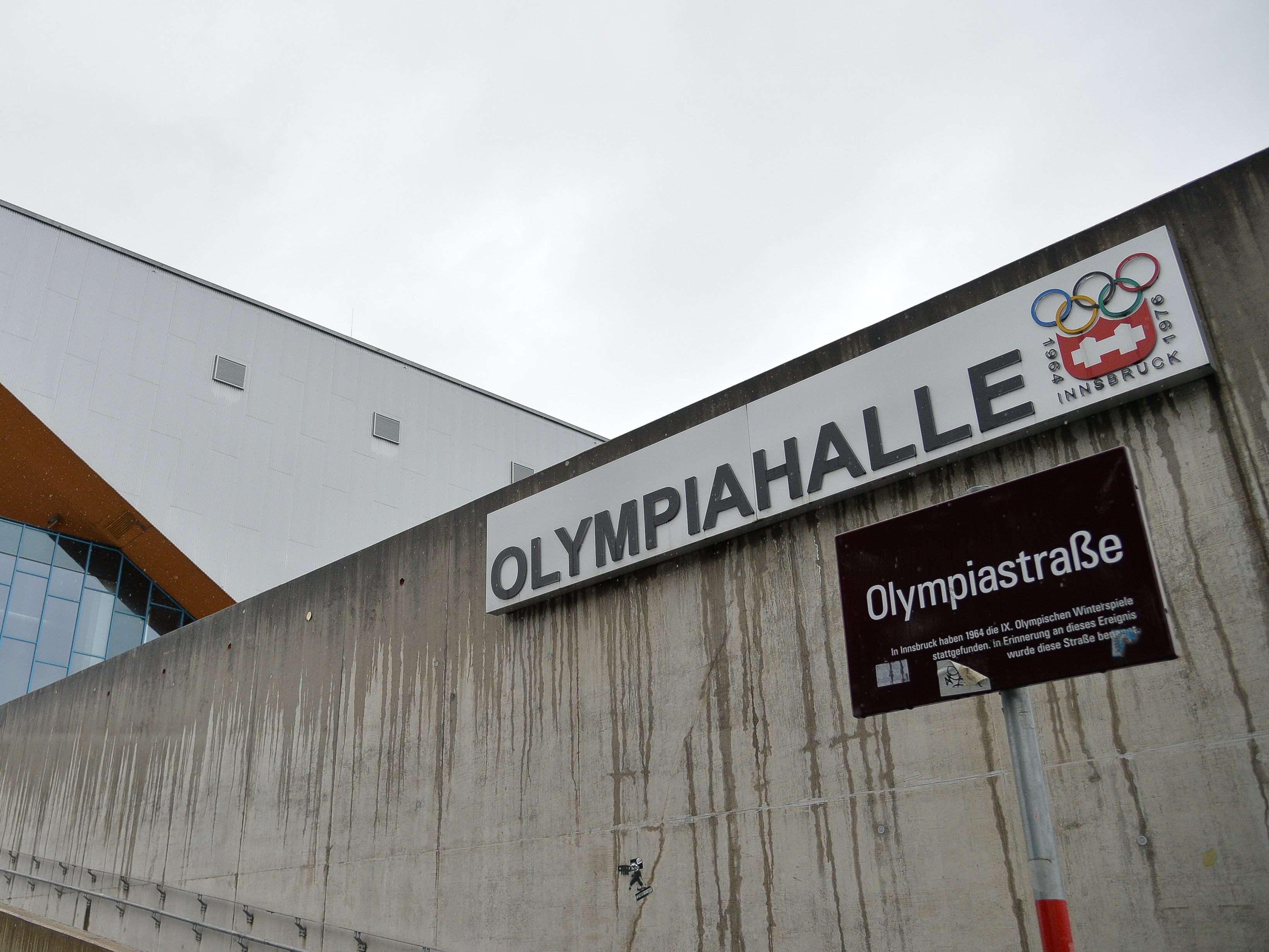 In der Olympiahalle in Innsbruck fand der Kongress statt. In der Olympiahalle in Innsbruck fand der Kongress statt.