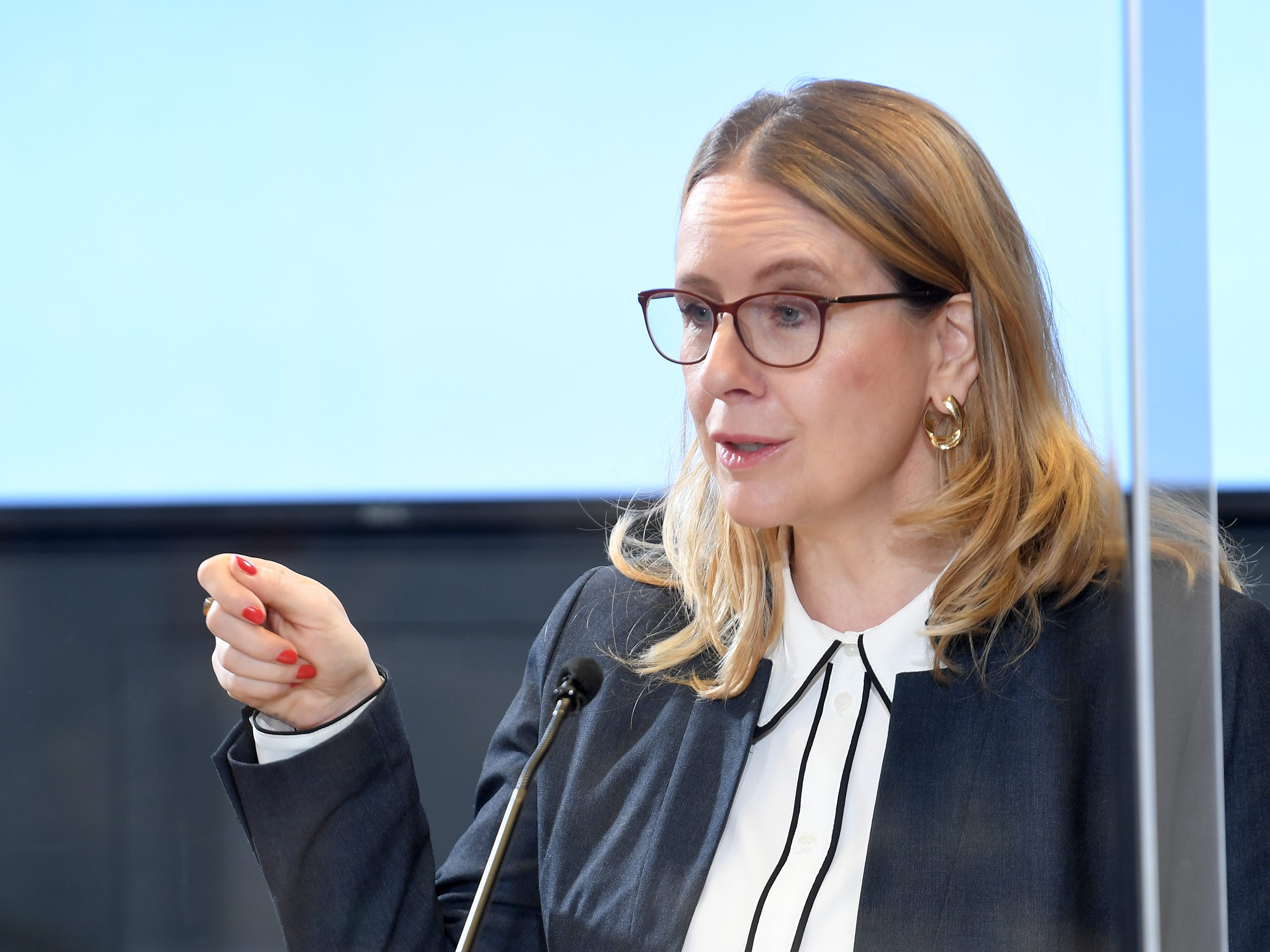 Schramböck war früher Wirtschaftsministerin. Schramböck war früher Wirtschaftsministerin.