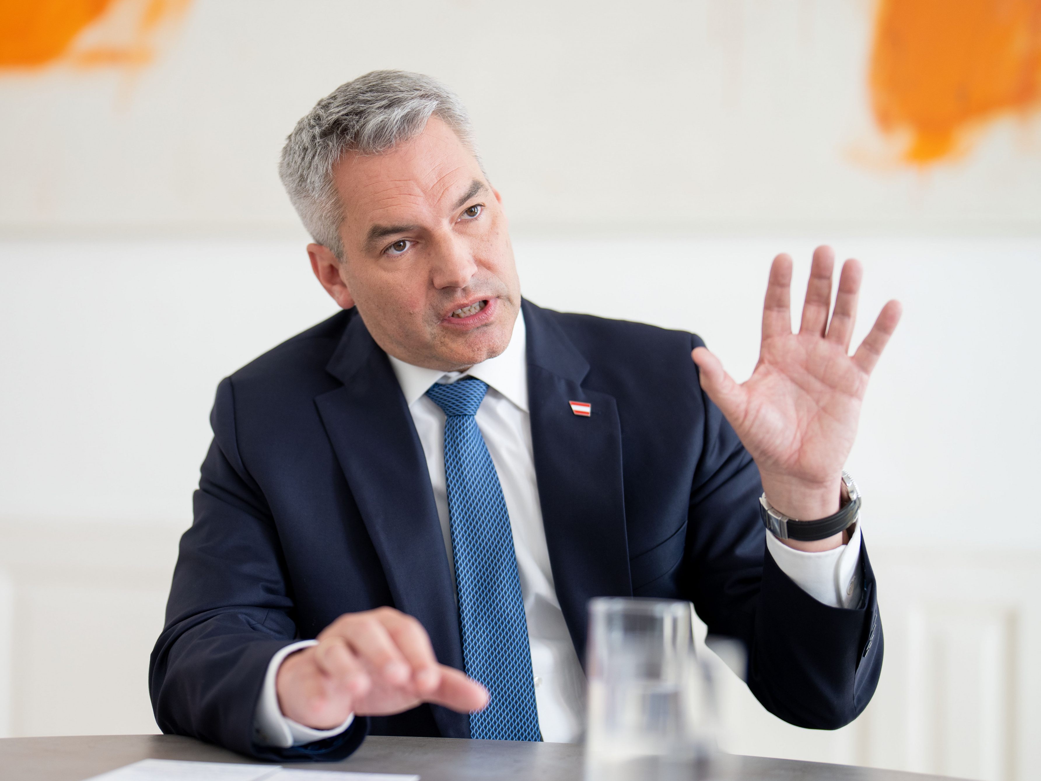 "Immer wieder hört man, das Bargeld soll abgeschafft werden", so Nehammer. "Immer wieder hört man, das Bargeld soll abgeschafft werden", so Nehammer.