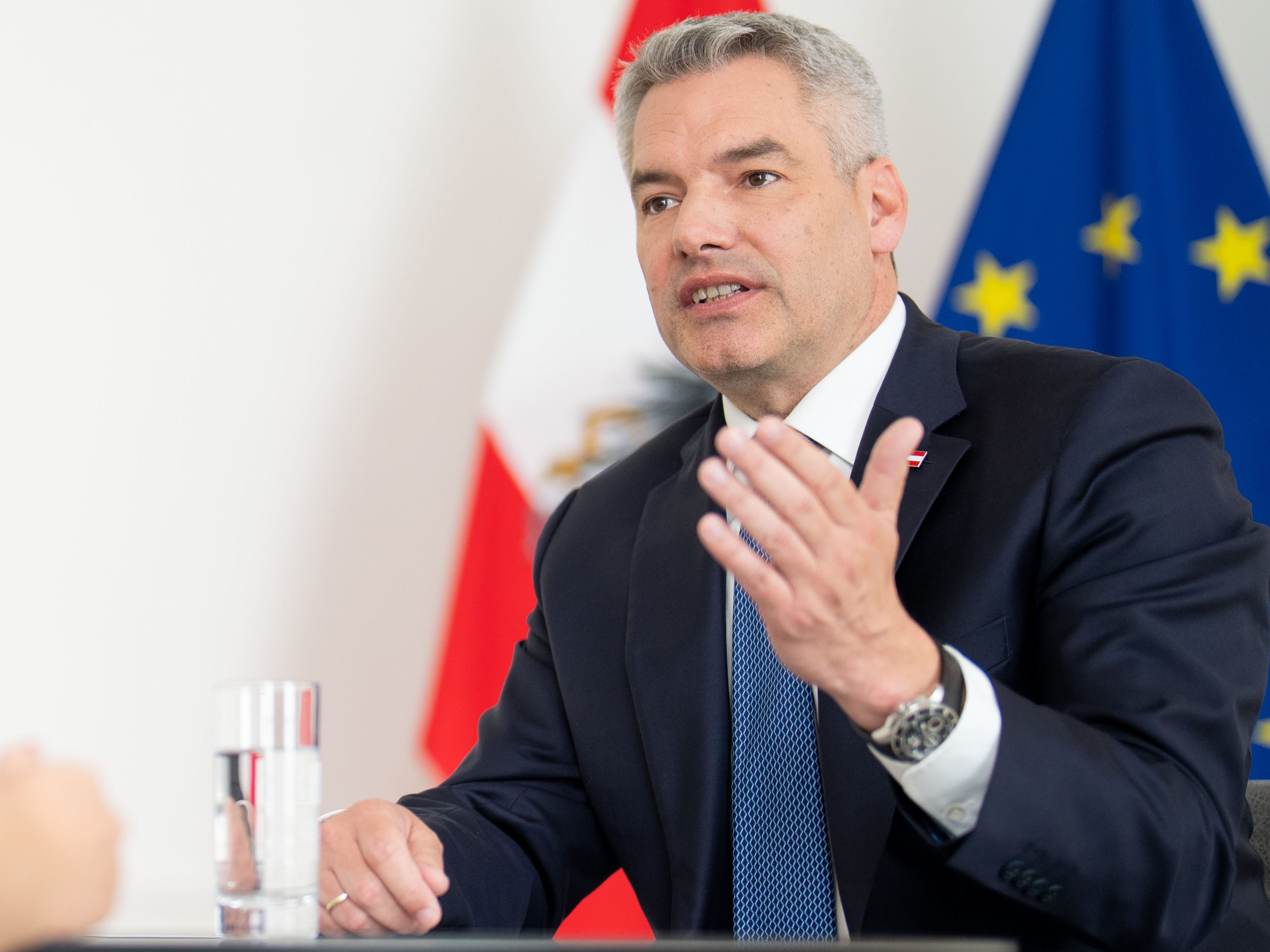 Laut Nehammer werden die Pensionen um 9,7 Prozent erhöht.