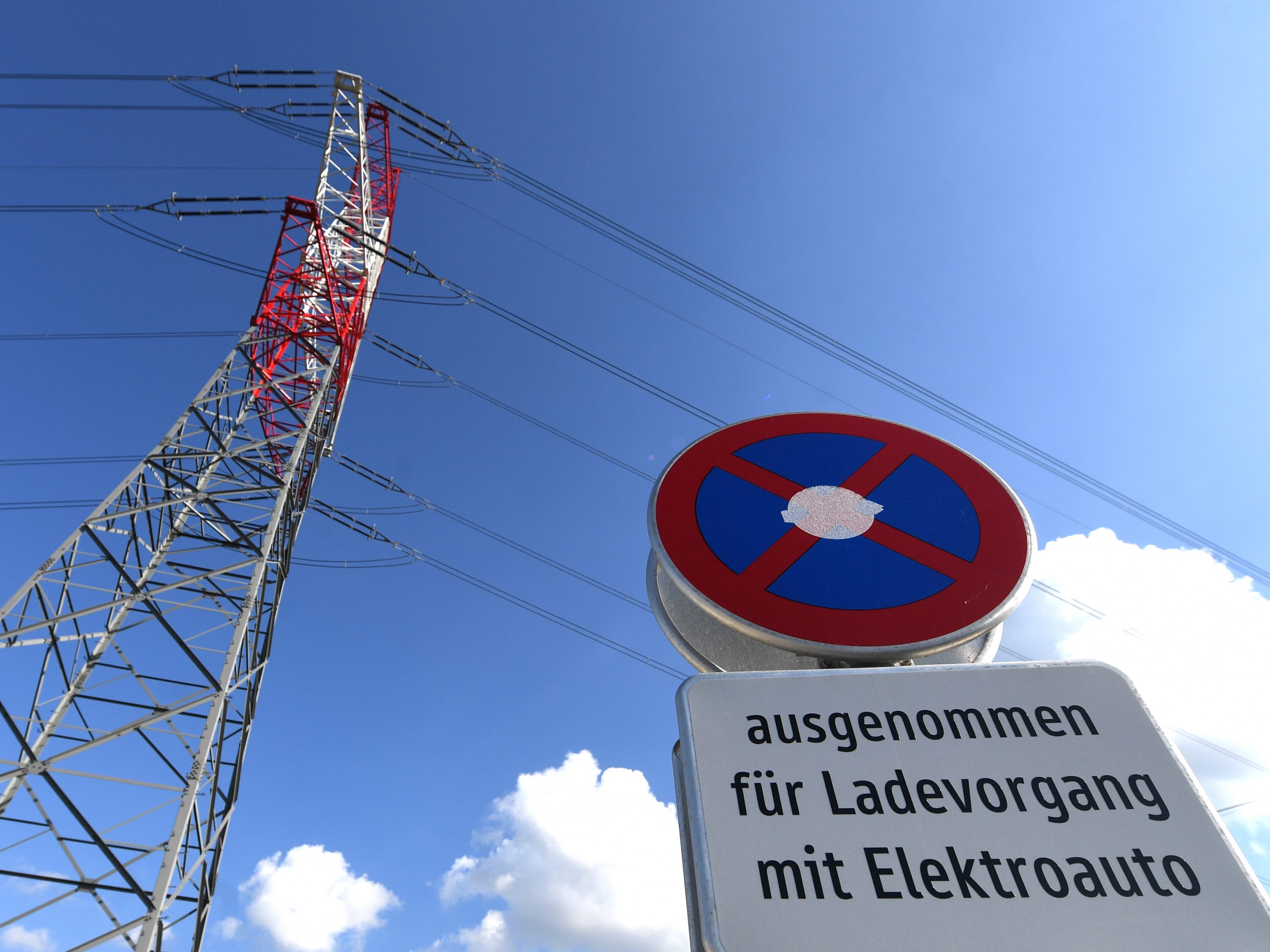 Ein Hinweisschild in Österreich. Ein Hinweisschild in Österreich.