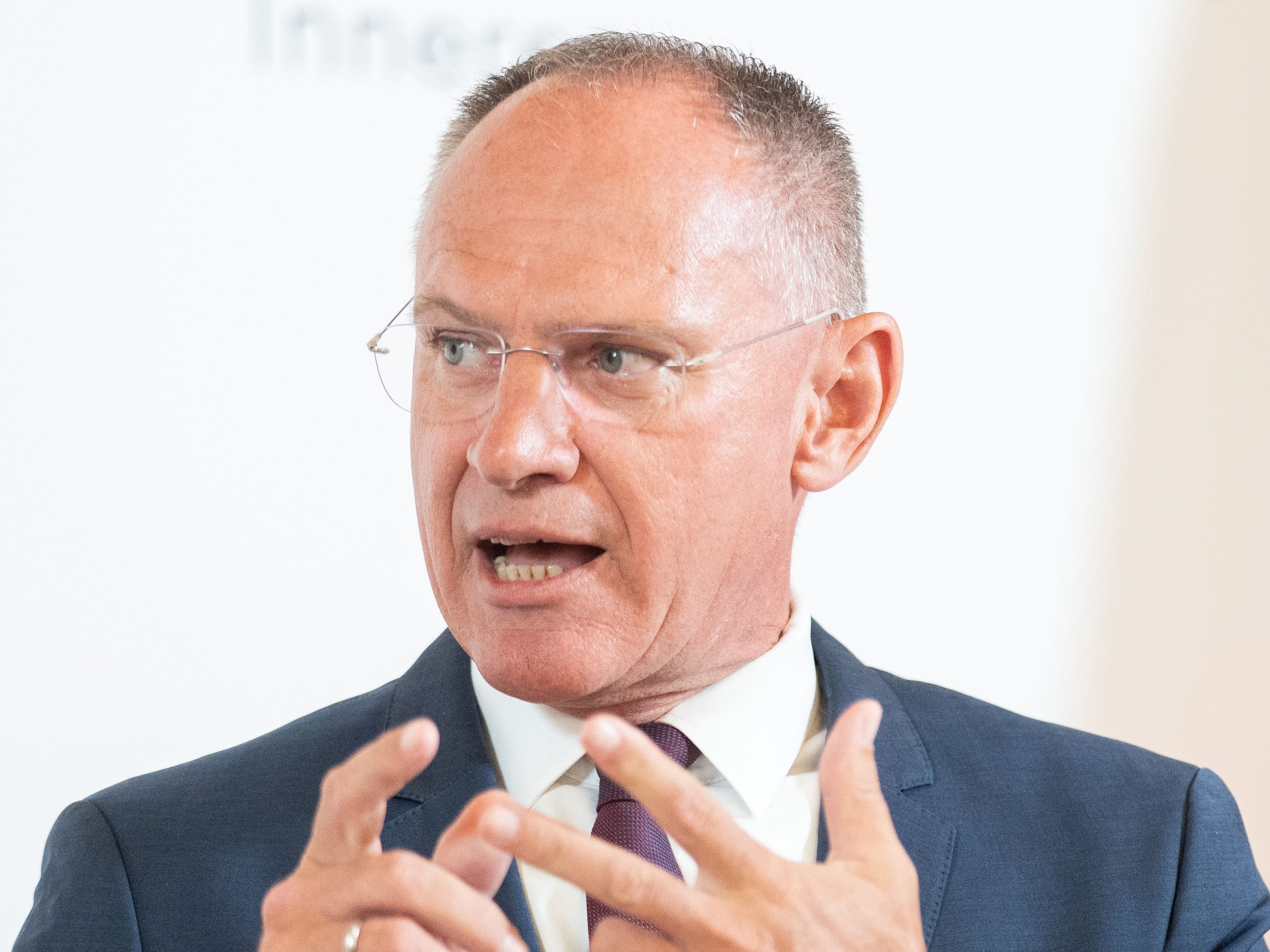 Herzschlagdetektoren wurden von Karner präsentiert. Herzschlagdetektoren wurden von Karner präsentiert.