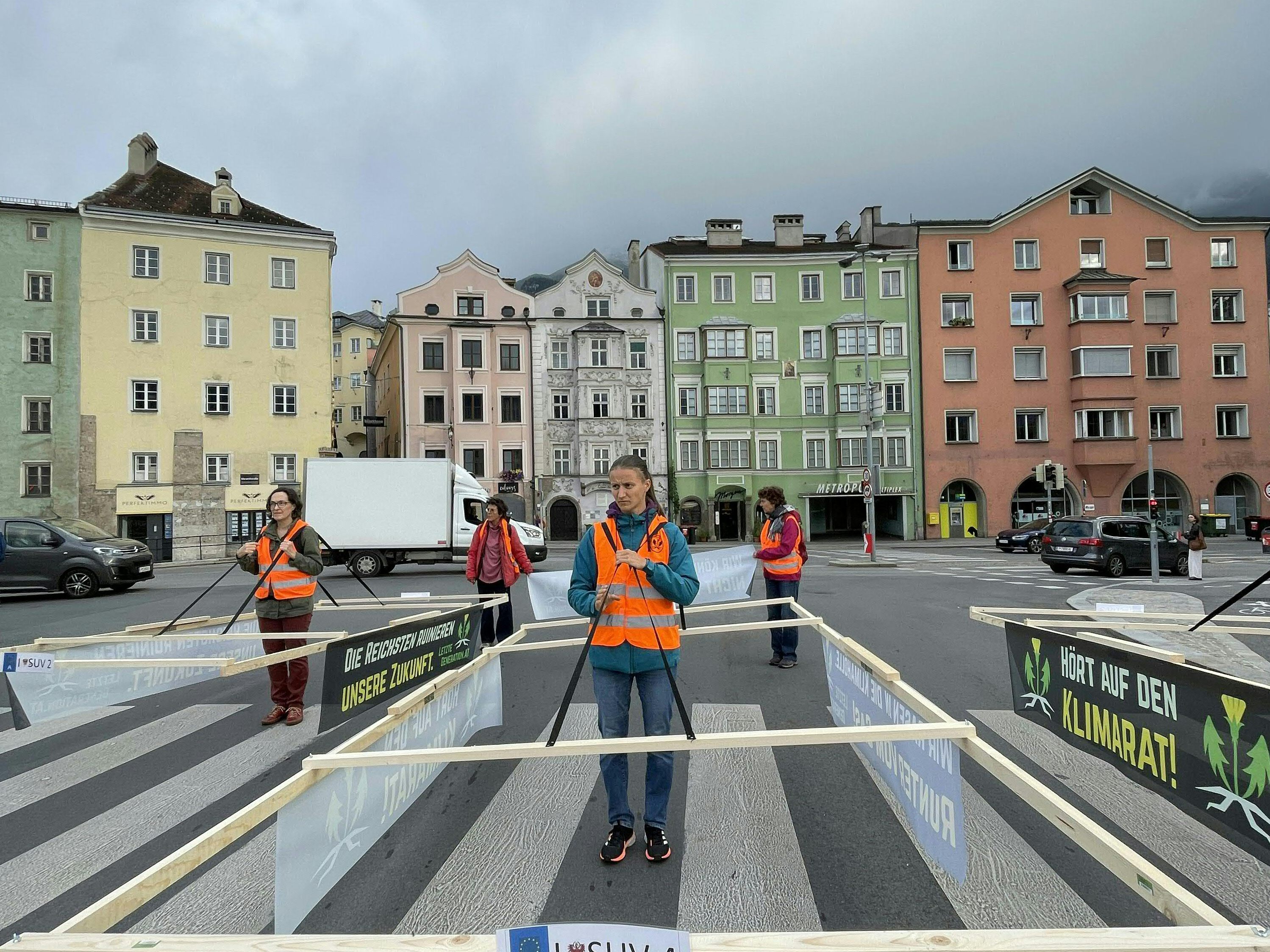 Klimaaktivisten blockierten erneut Straßen in Innsbruck.