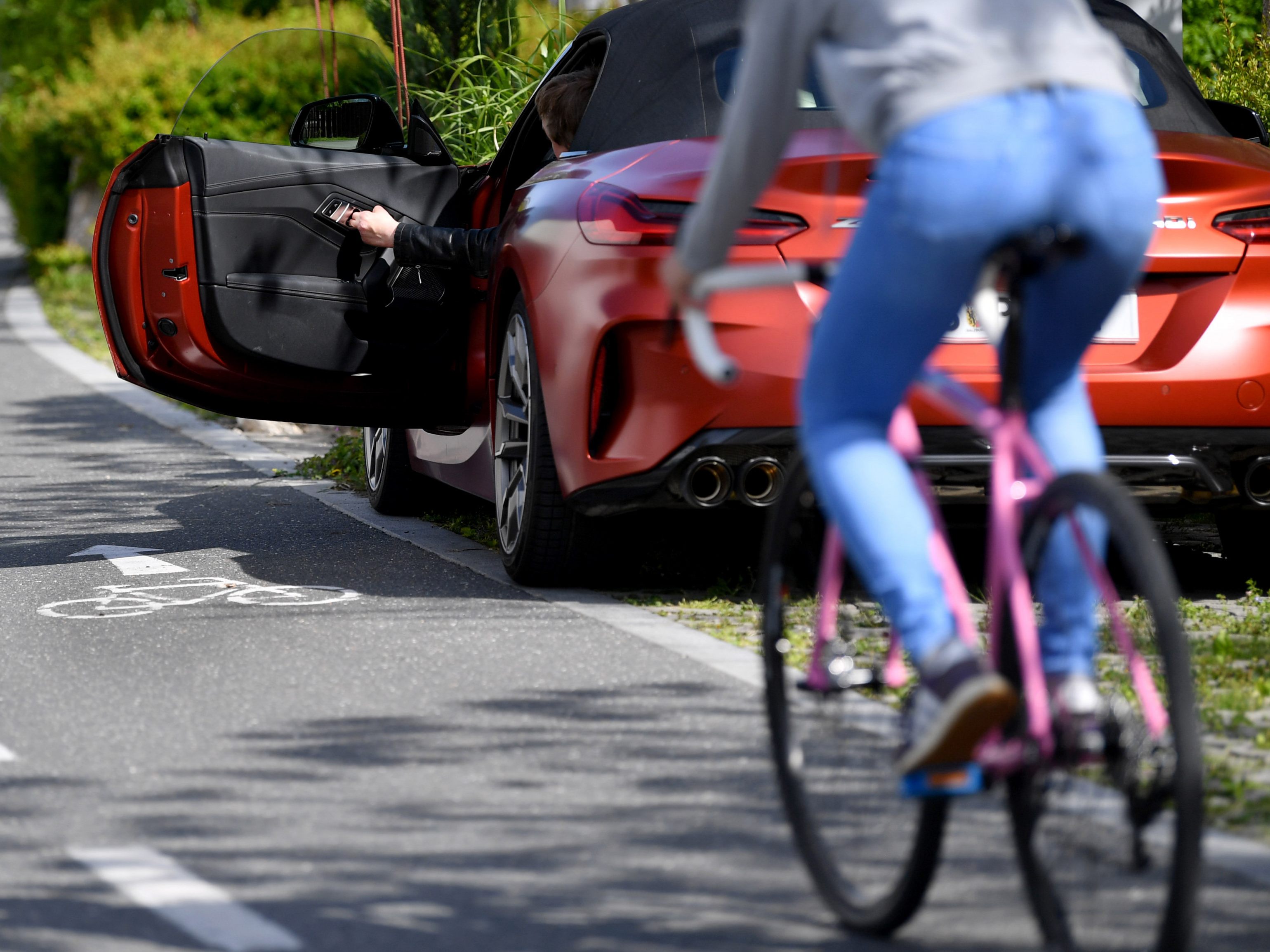 Eine 29-Jährige wurde bei einem "Dooring-Unfall" verletzt. Eine 29-Jährige wurde bei einem "Dooring-Unfall" verletzt.