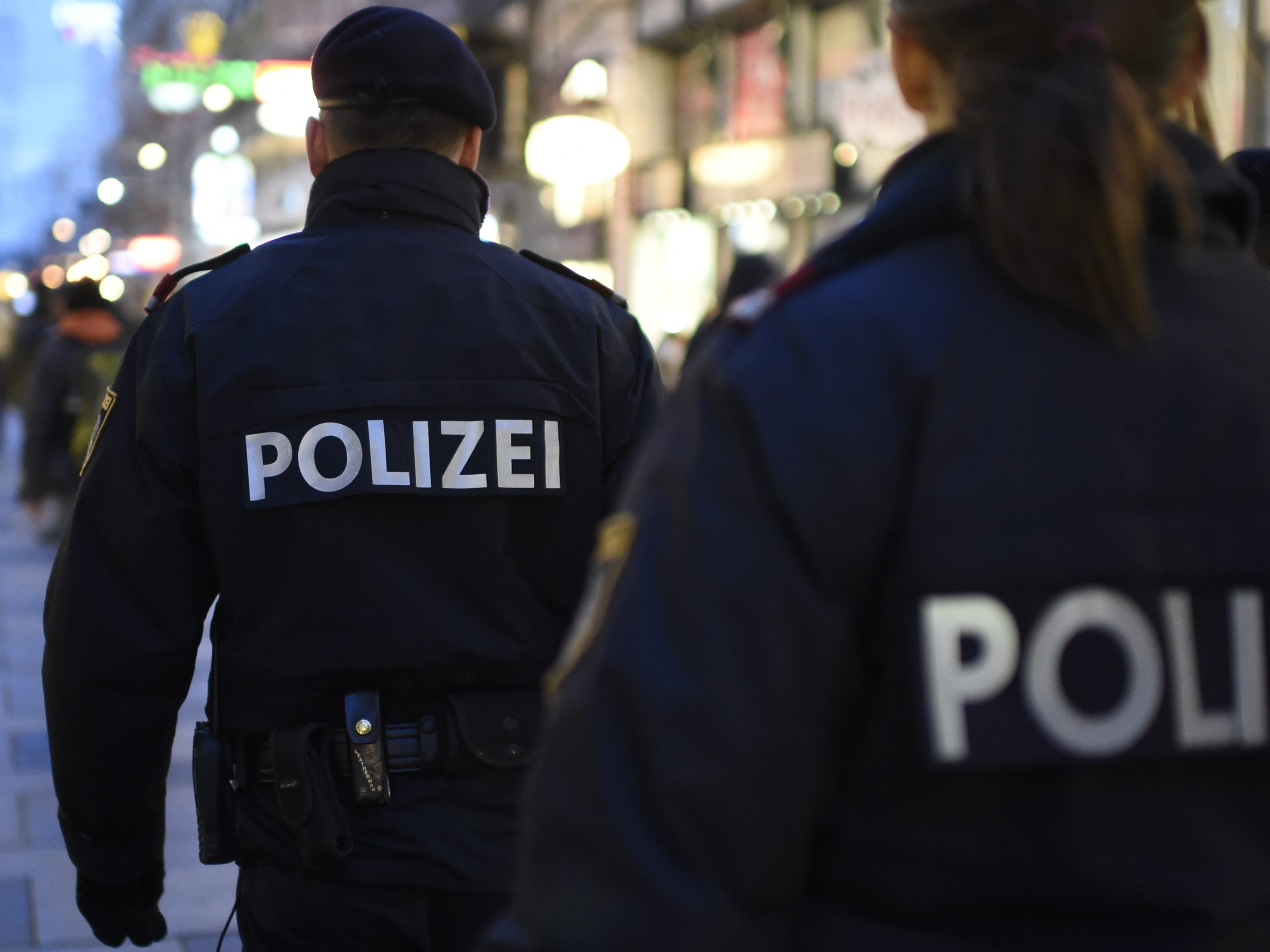 Ein 44-Jähriger bunkerte in einer Wiener Wohnung 81 gefälschte Polizeiausweise. Ein 44-Jähriger bunkerte in einer Wiener Wohnung 81 gefälschte Polizeiausweise.