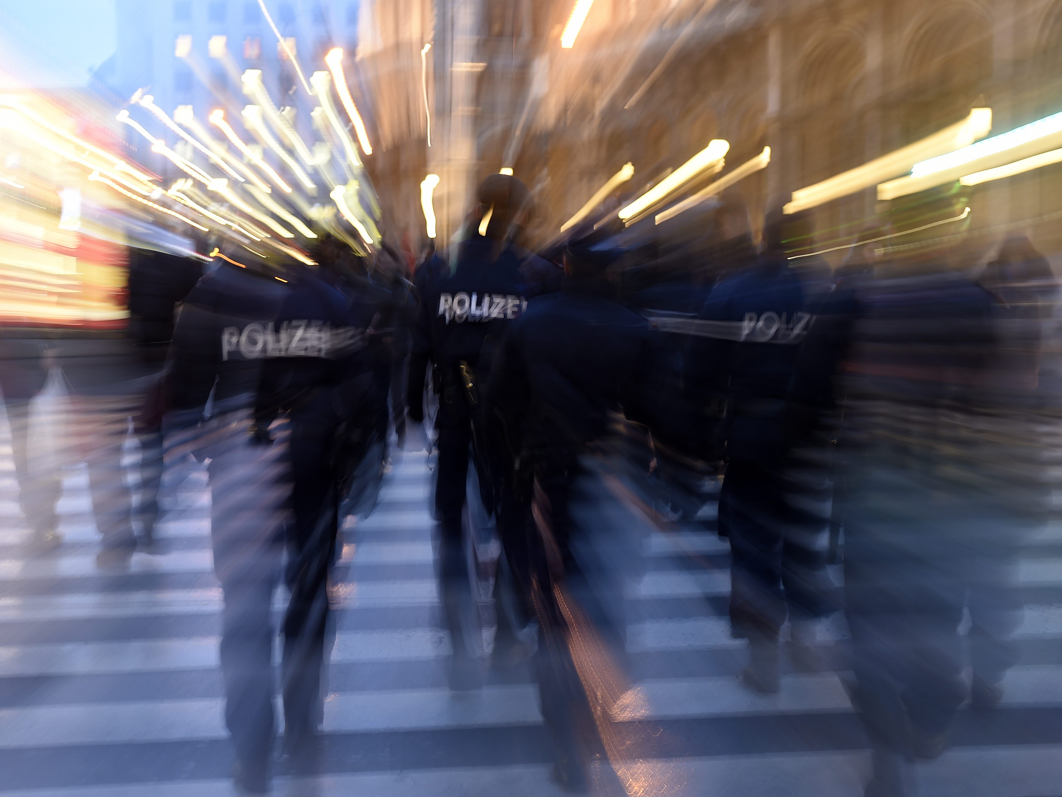 Die Wiener Polizei sucht nach einem 41-Jährigen der seine Ex-Frau mit dem Hammer attackiert hat und dann mit dem gemeinsamen fünfjährigen Kind untergetaucht ist.