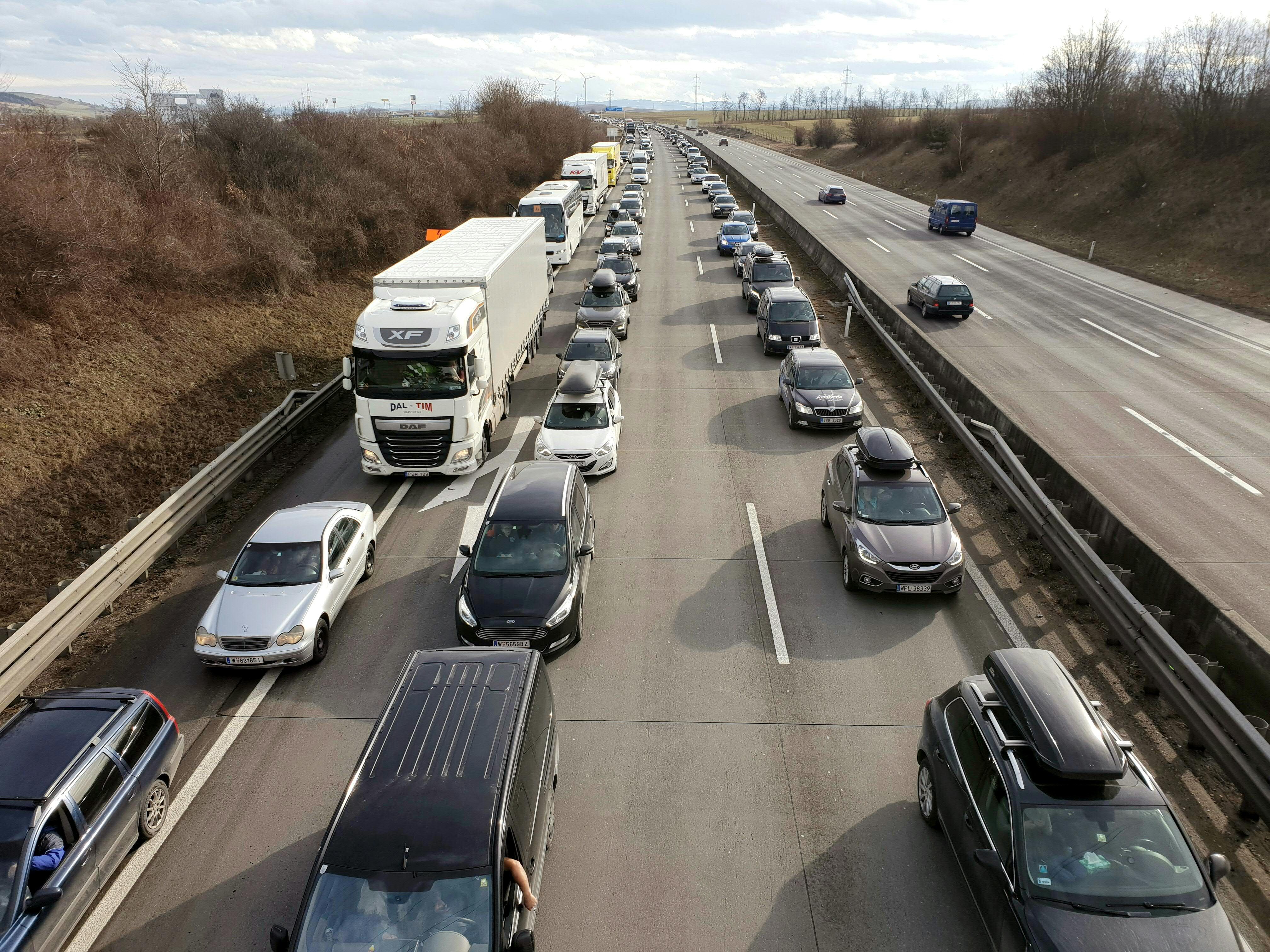 Die A1 war nach dem Unfall zweieinhalb Stunden lang gesperrt. Die A1 war nach dem Unfall zweieinhalb Stunden lang gesperrt.