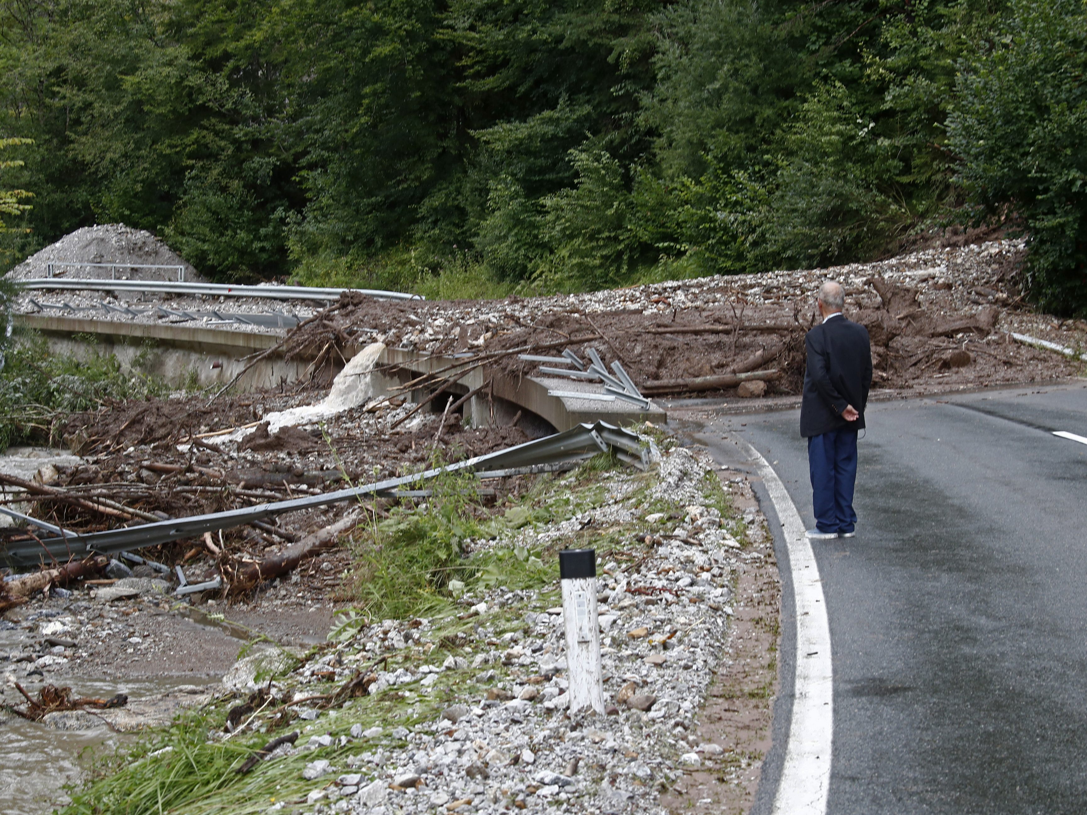 Die Unwetter verursachten auch Schäden an Landesstraßen und Wegenetz. Die Unwetter verursachten auch Schäden an Landesstraßen und Wegenetz.