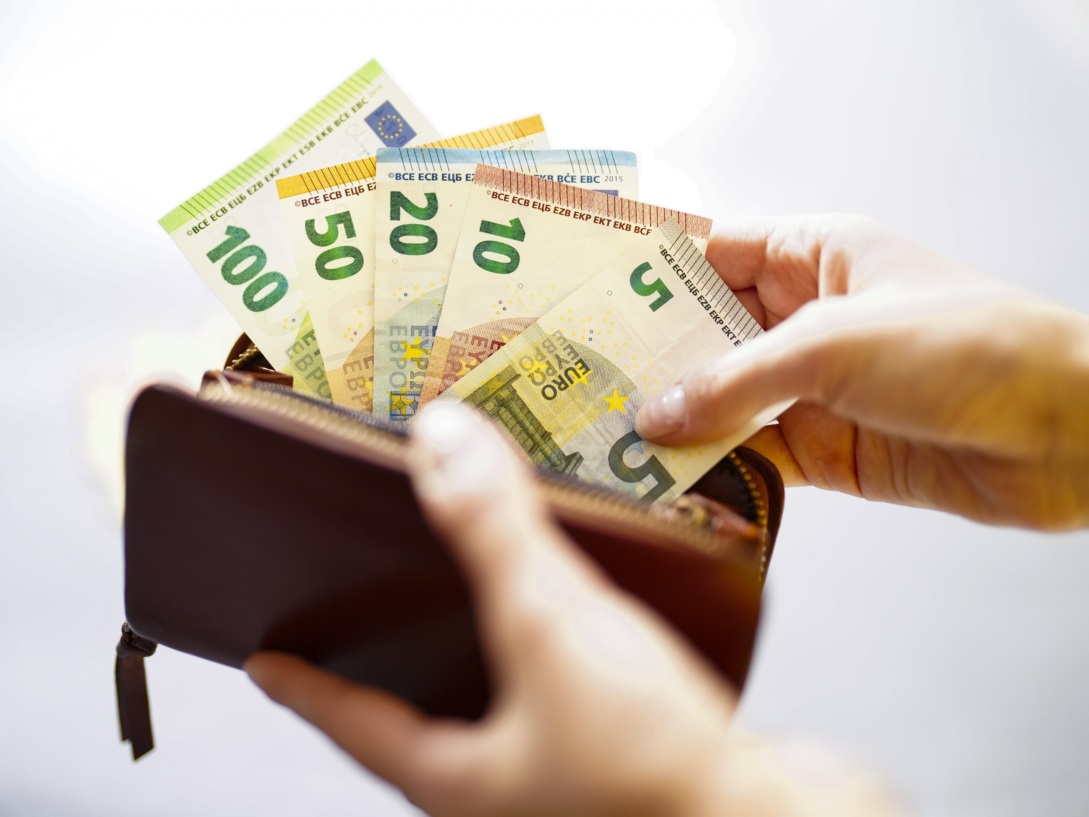 Nächste Runde in der Debatte um Bargeld in der Verfassung. Nächste Runde in der Debatte um Bargeld in der Verfassung.