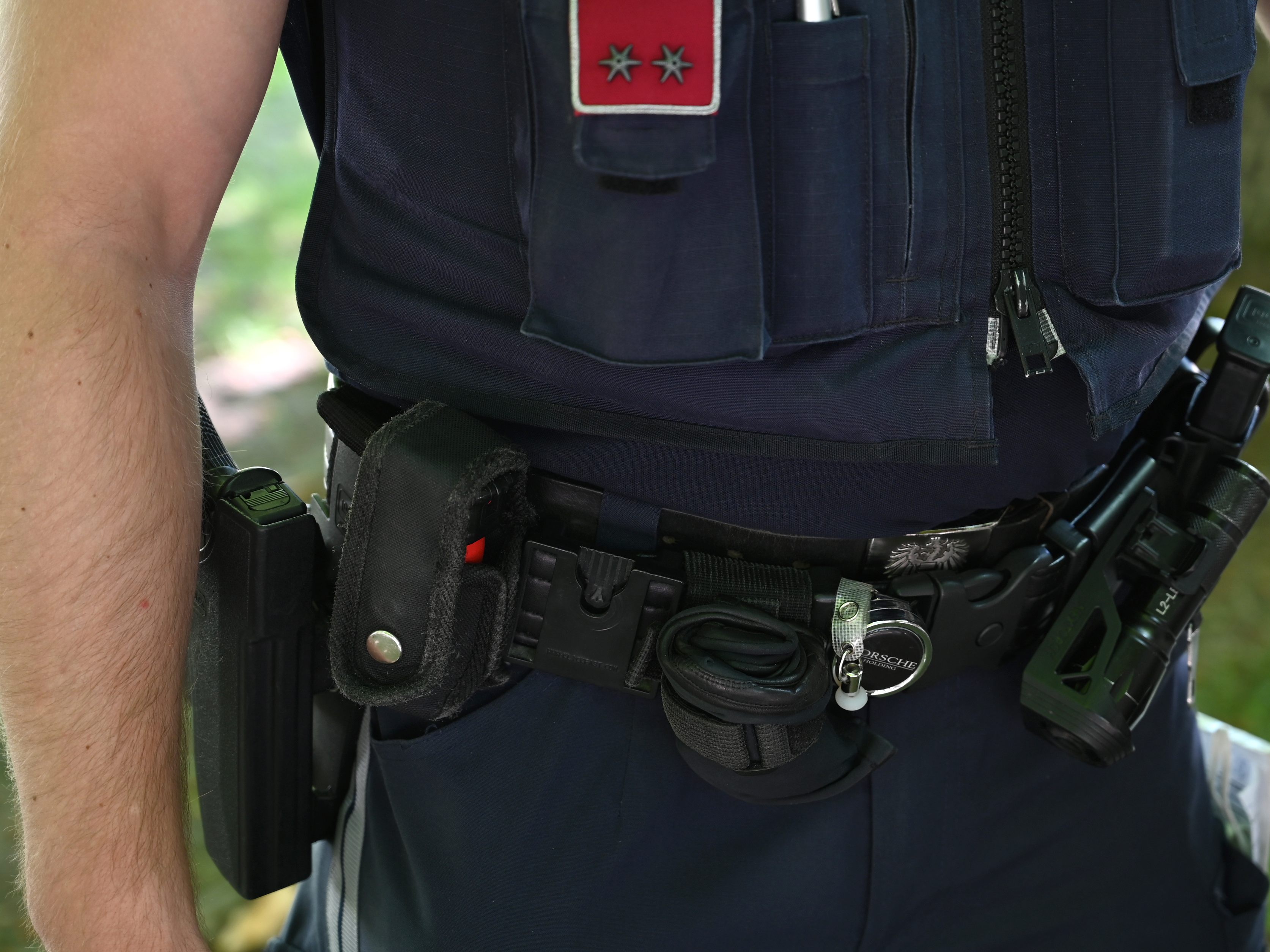 Polizei nach Vorfall in OÖ: Badegast kam mit Rettung ins Spital.