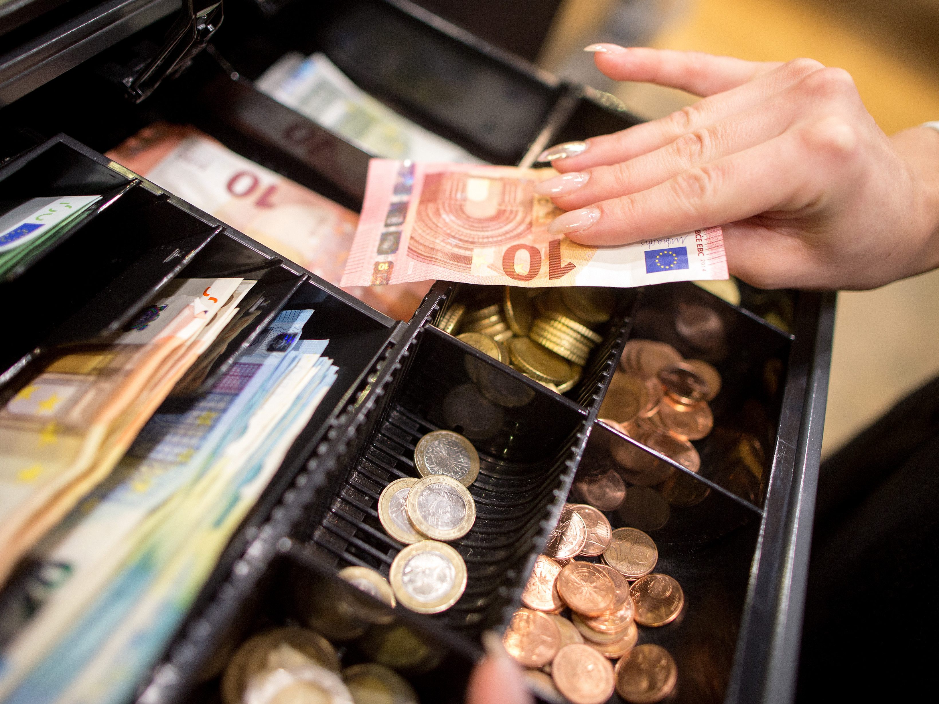 Für Händler dürfen durch das Aus aber keine Mehrkosten entstehen, fordert der Handelsverband. Für Händler dürfen durch das Aus aber keine Mehrkosten entstehen, fordert der Handelsverband.