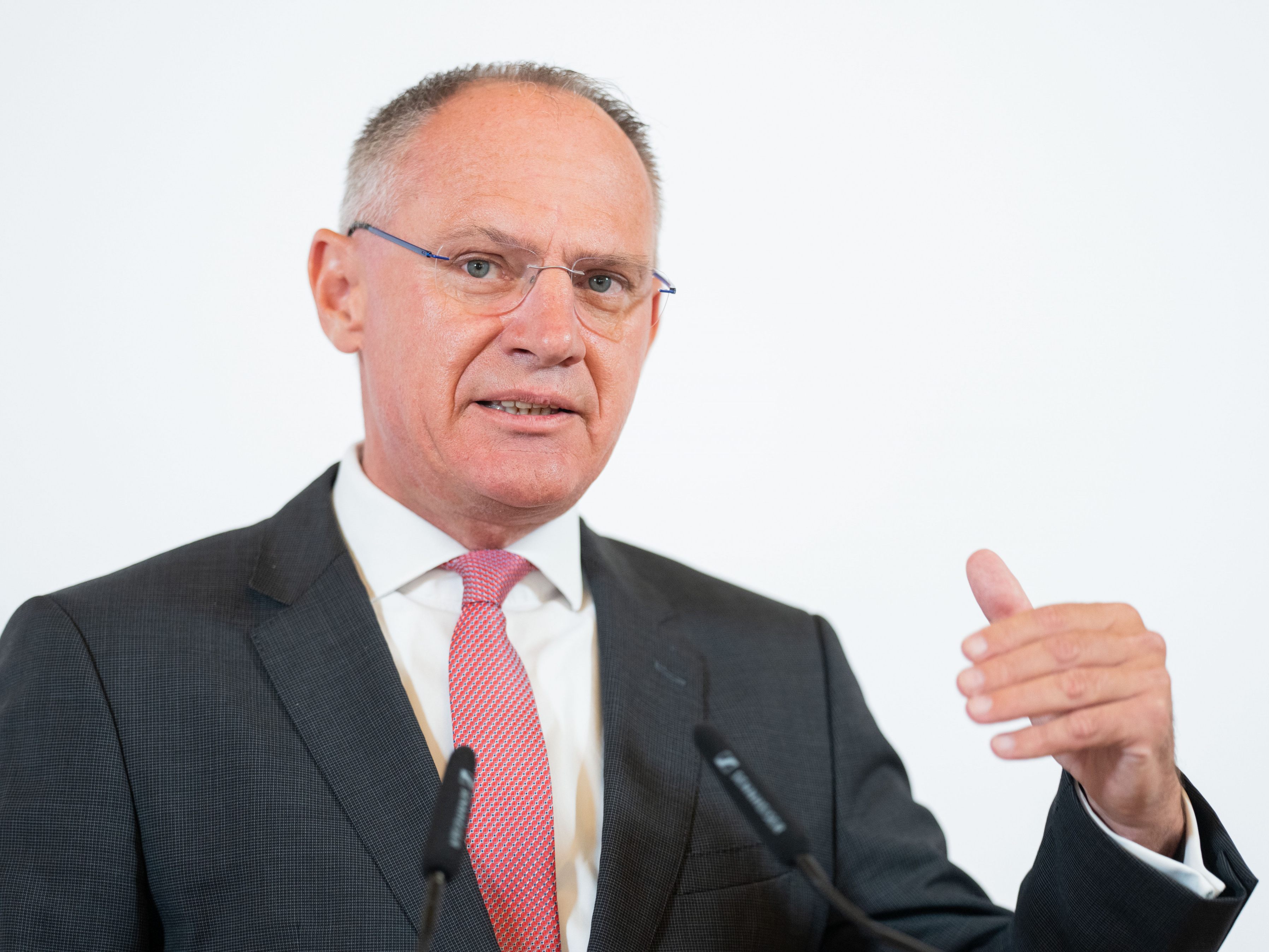 Karner bezeichnete Katastrophenfonds als "ausreichend dotiert". Karner bezeichnete Katastrophenfonds als "ausreichend dotiert".
