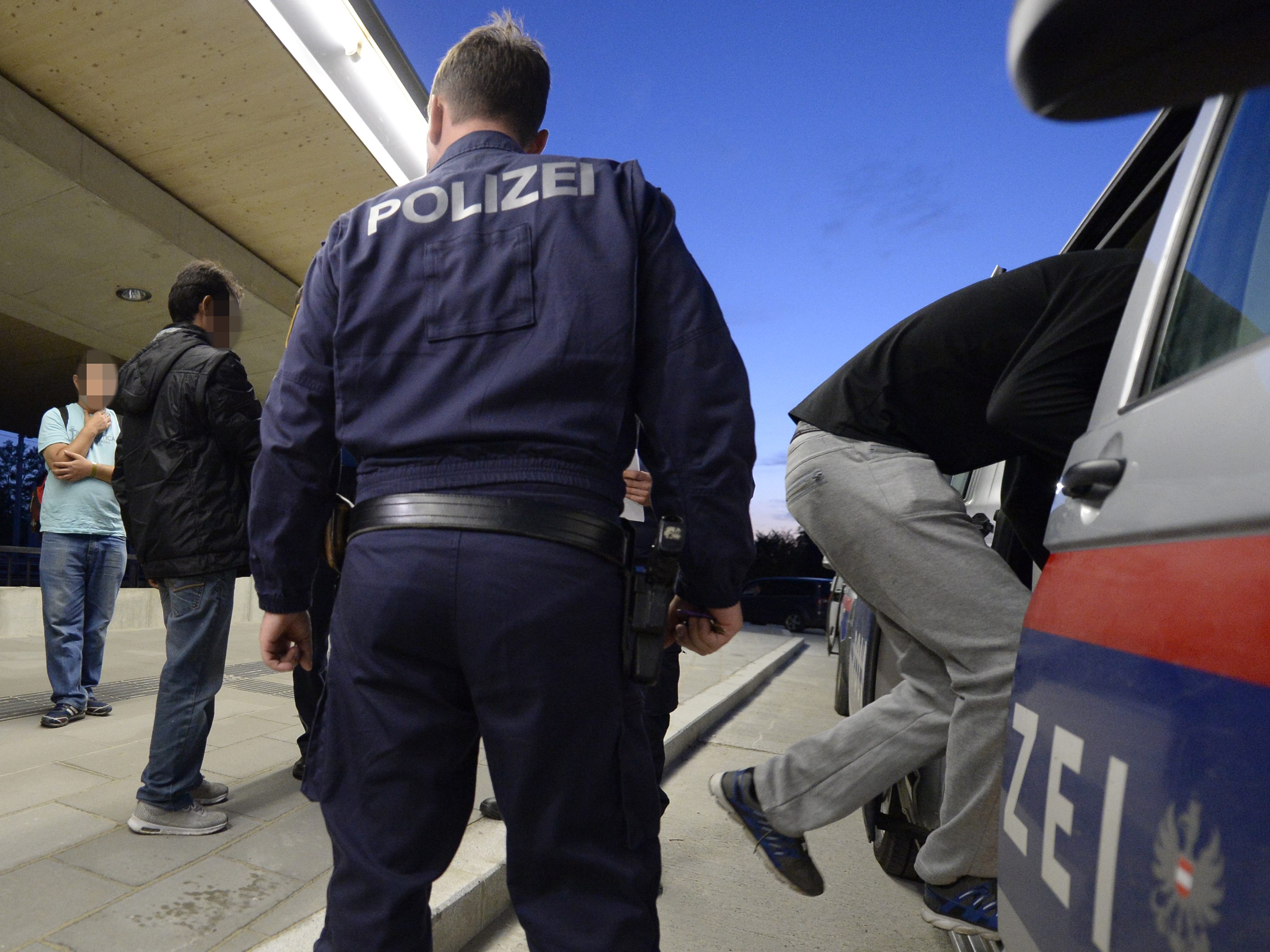 Die Wiener Polizei fasste einen Schlepper in Wien-Ottakring. Die Wiener Polizei fasste einen Schlepper in Wien-Ottakring.