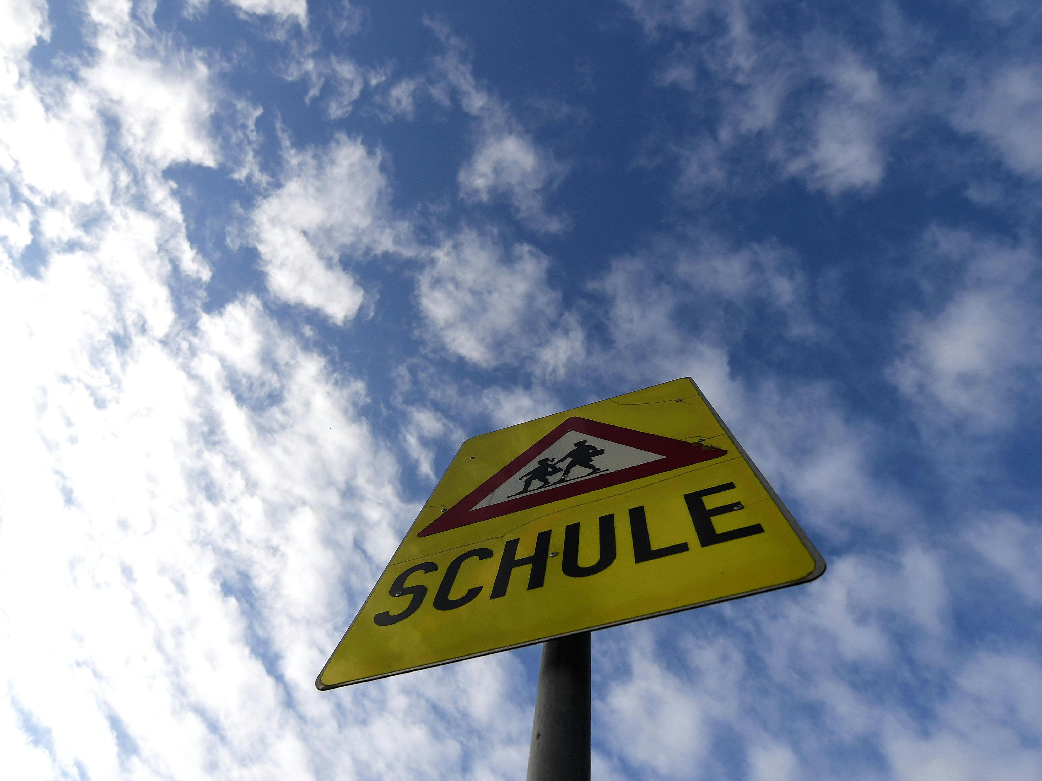 "Schule" ist auf einem Schild zu lesen.