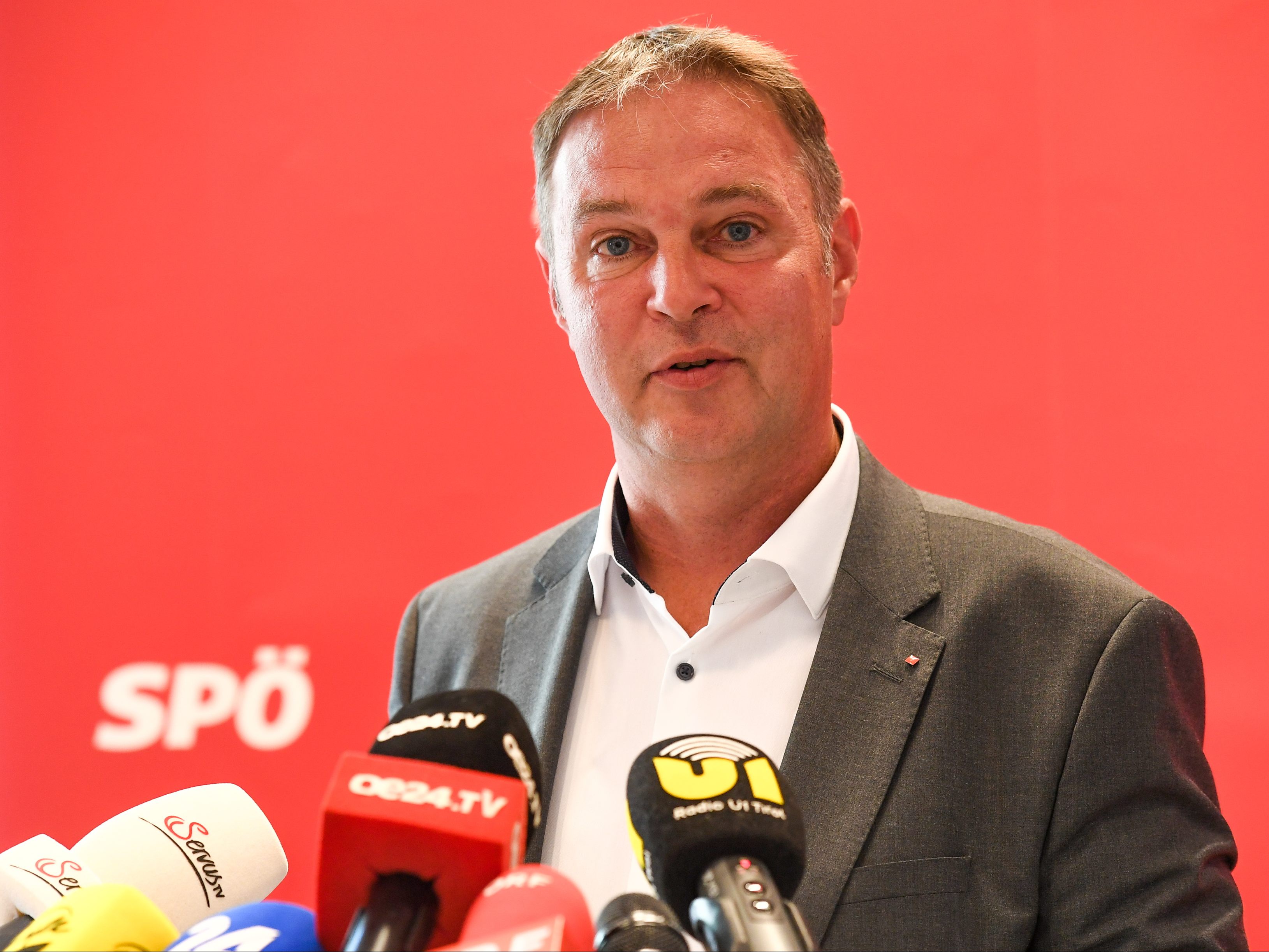 Babler kündigt eine Sondersitzung mit FPÖ-Unterstützung an. Babler kündigt eine Sondersitzung mit FPÖ-Unterstützung an.