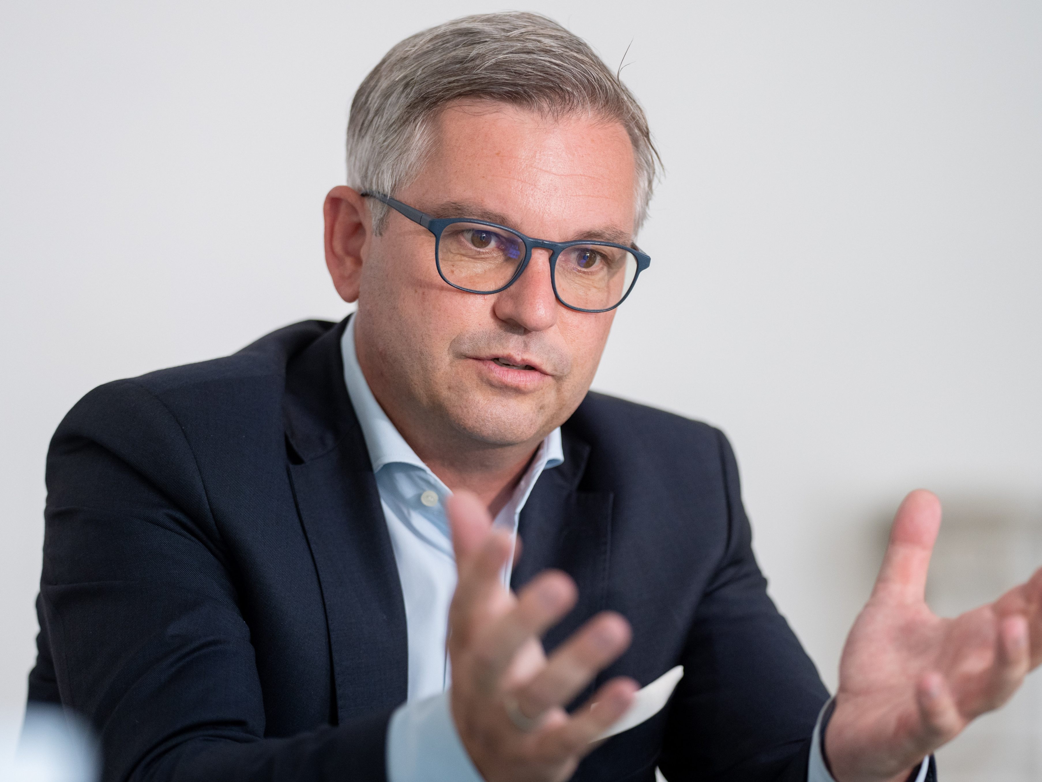 Die SPÖ wirft Finanzminister Magnus Brunner (ÖVP) Gesetzesbruch vor. Die SPÖ wirft Finanzminister Magnus Brunner (ÖVP) Gesetzesbruch vor.