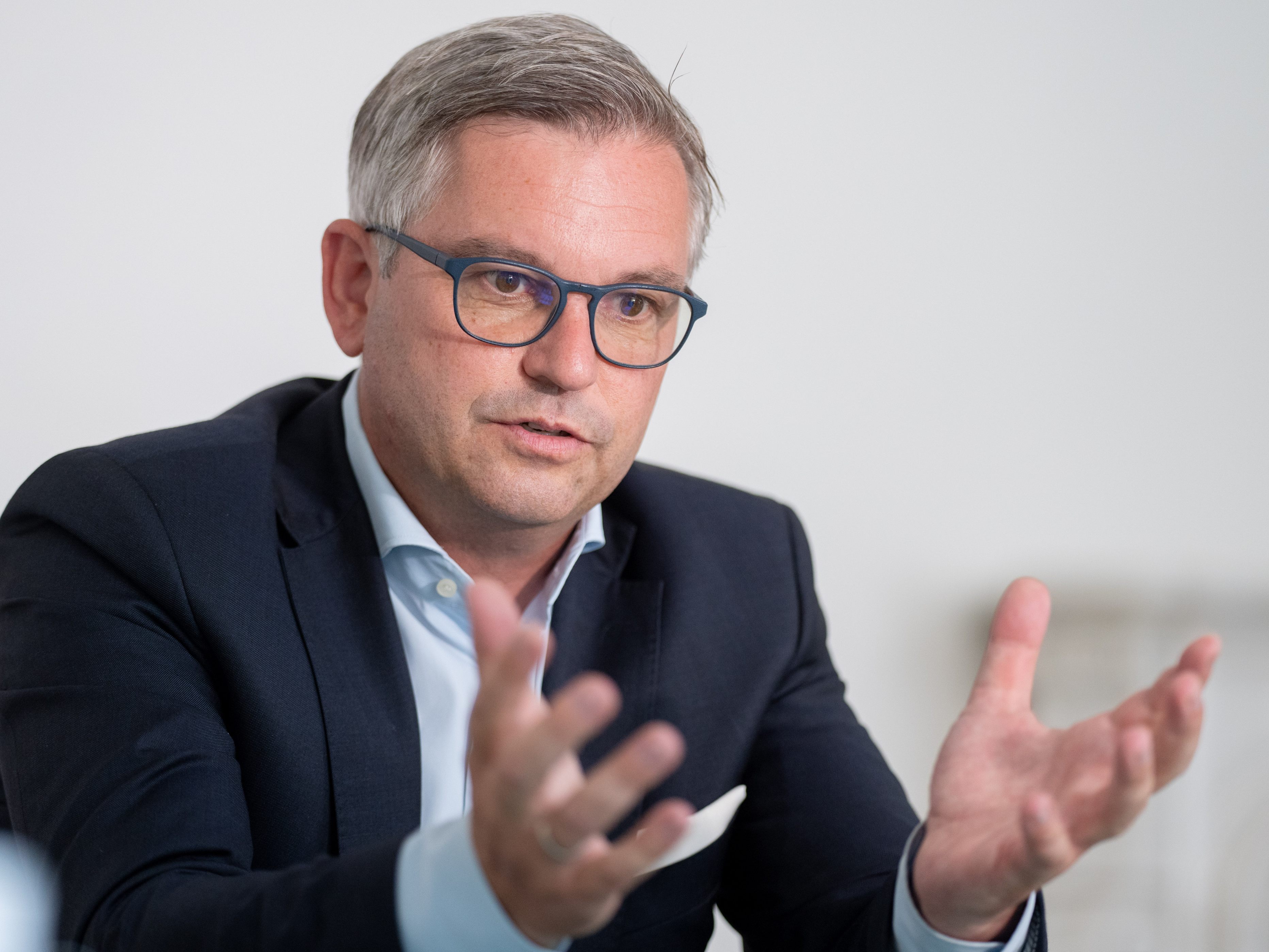 Brunner setzt eine Bargeld-Taskforce ein.