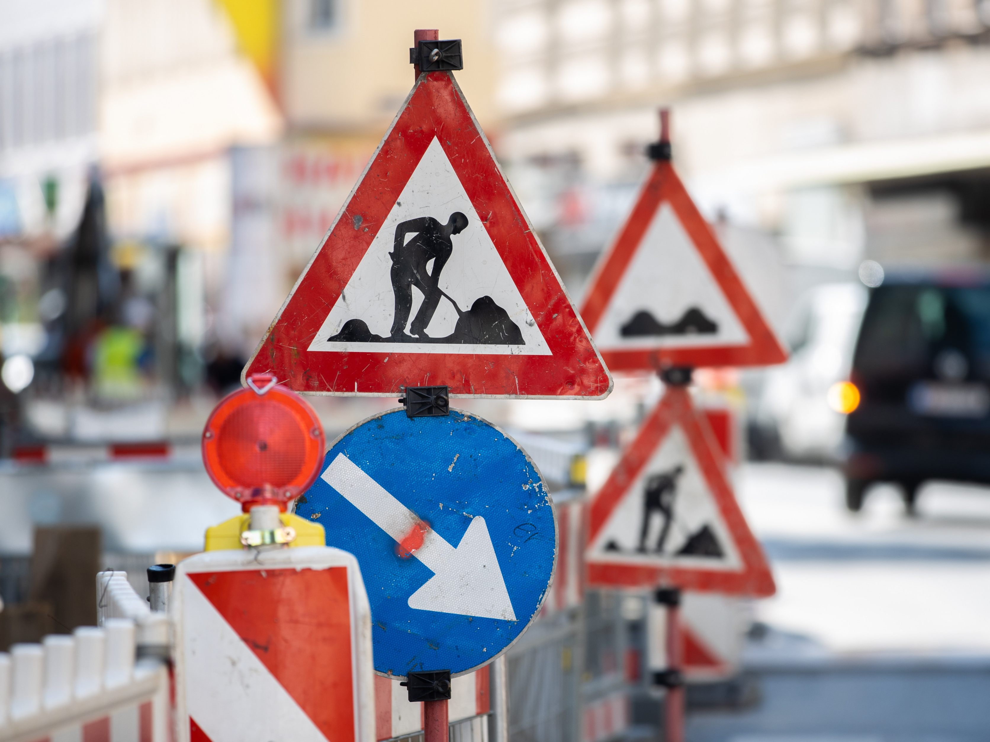 Am 9. August 2023 startet die Stadt Wien mit der Sanierung der Fahrbahn beim Alten Landgut in Wien-Favoriten. Am 9. August 2023 startet die Stadt Wien mit der Sanierung der Fahrbahn beim Alten Landgut in Wien-Favoriten.