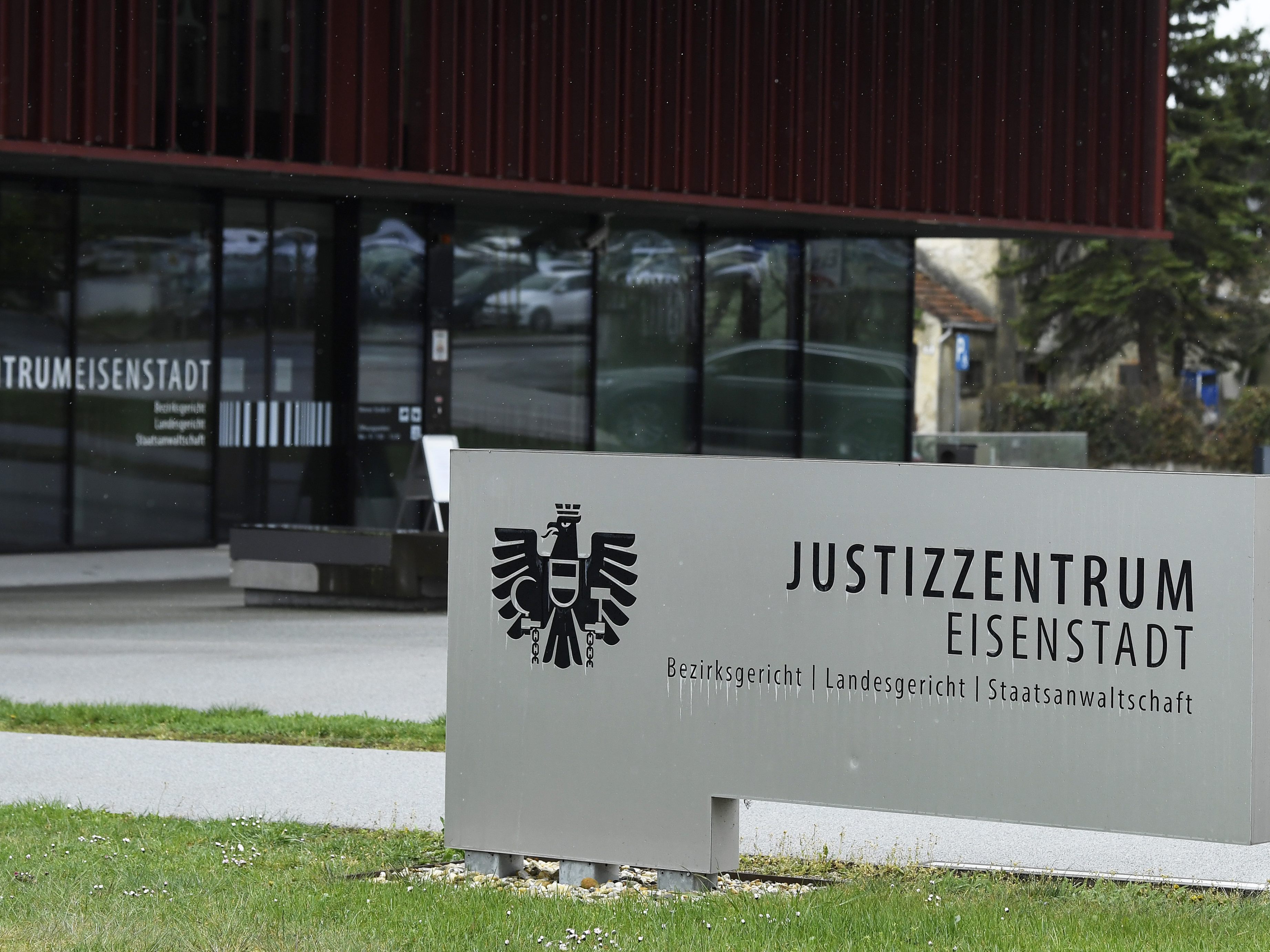 Am Mittwoch stand ein mutmaßlicher Schlepper in Eisenstadt vor Gericht. Am Mittwoch stand ein mutmaßlicher Schlepper in Eisenstadt vor Gericht.