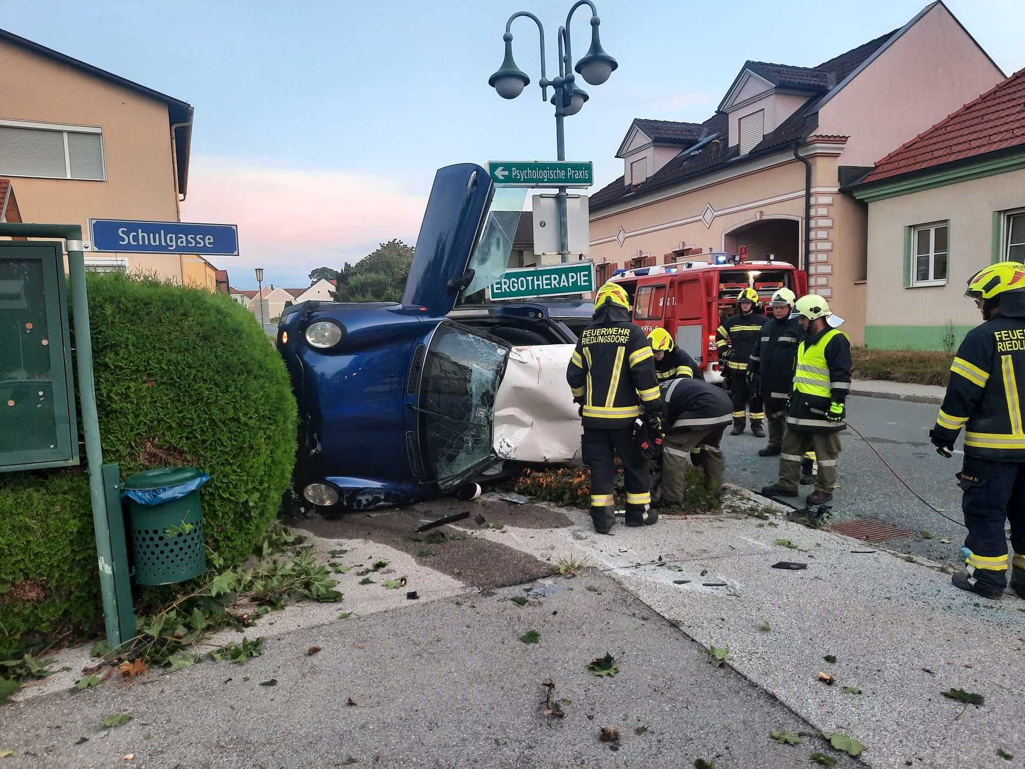 Die Pkw-Lenkerin wurde bei dem Unfall verletzt.