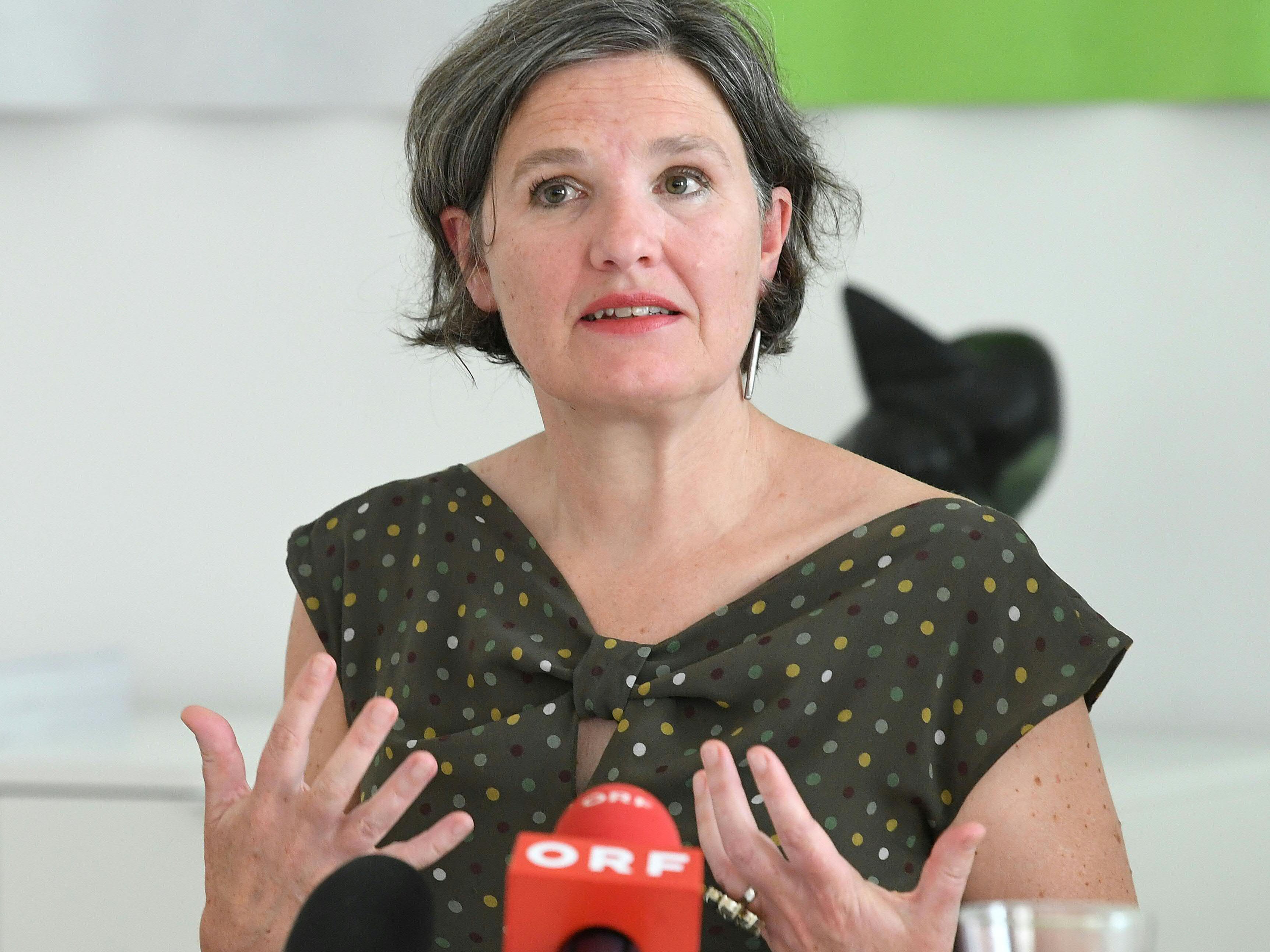 Hedwig Wölfl ist Mitglied der Kommission "Kinderschutz". Hedwig Wölfl ist Mitglied der Kommission "Kinderschutz".