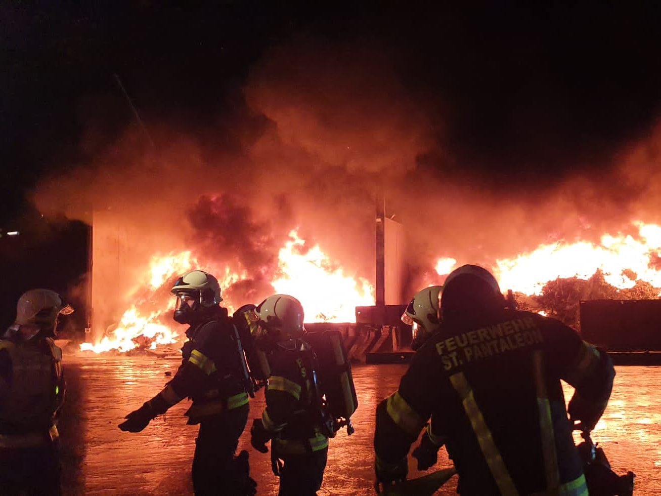 Nächtlicher Feuerwehreinsatz im Bezirk Amstetten.