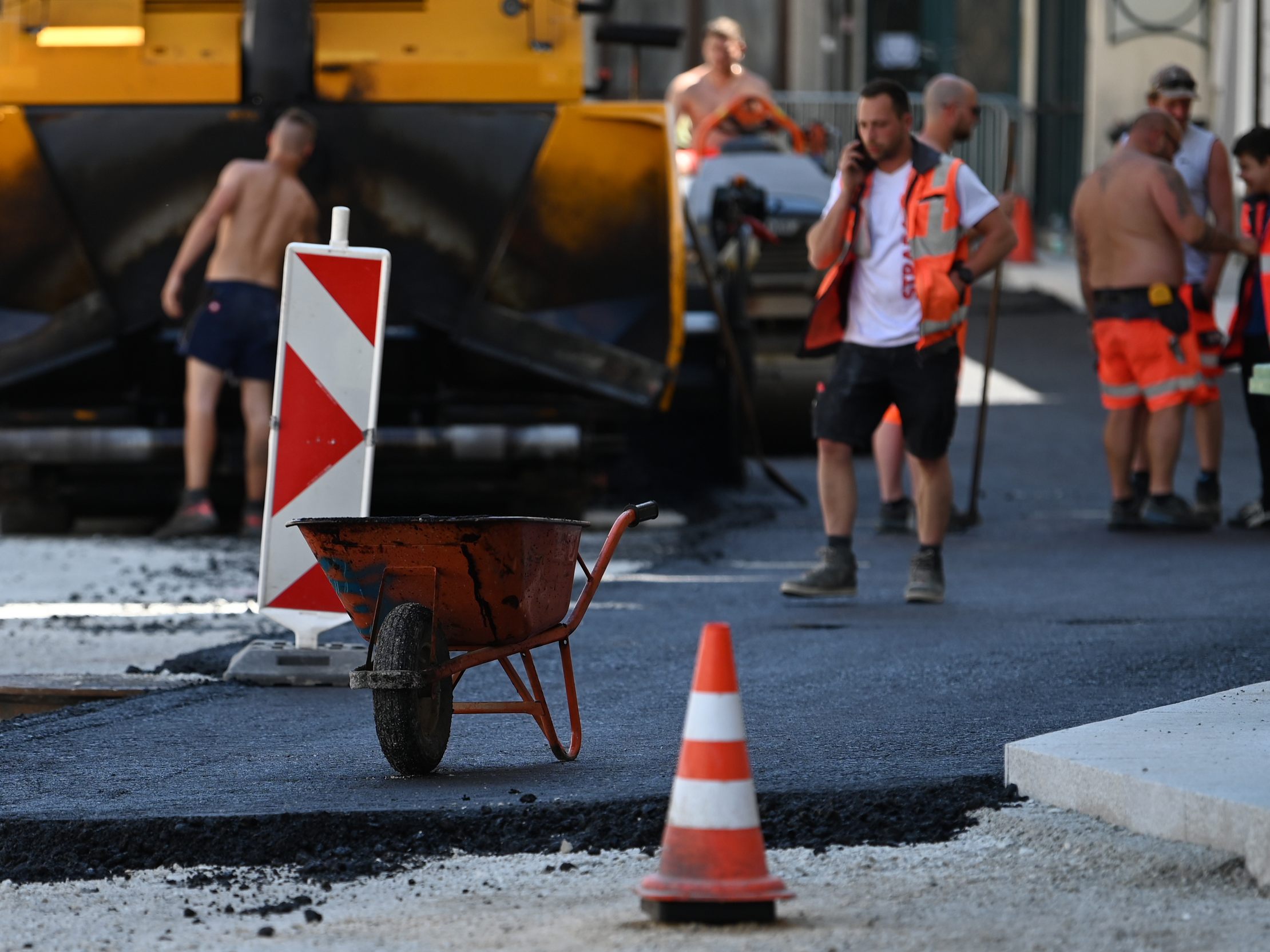 Die Fahrbahnsanierung in der Triester Straße beginnt. Die Fahrbahnsanierung in der Triester Straße beginnt.