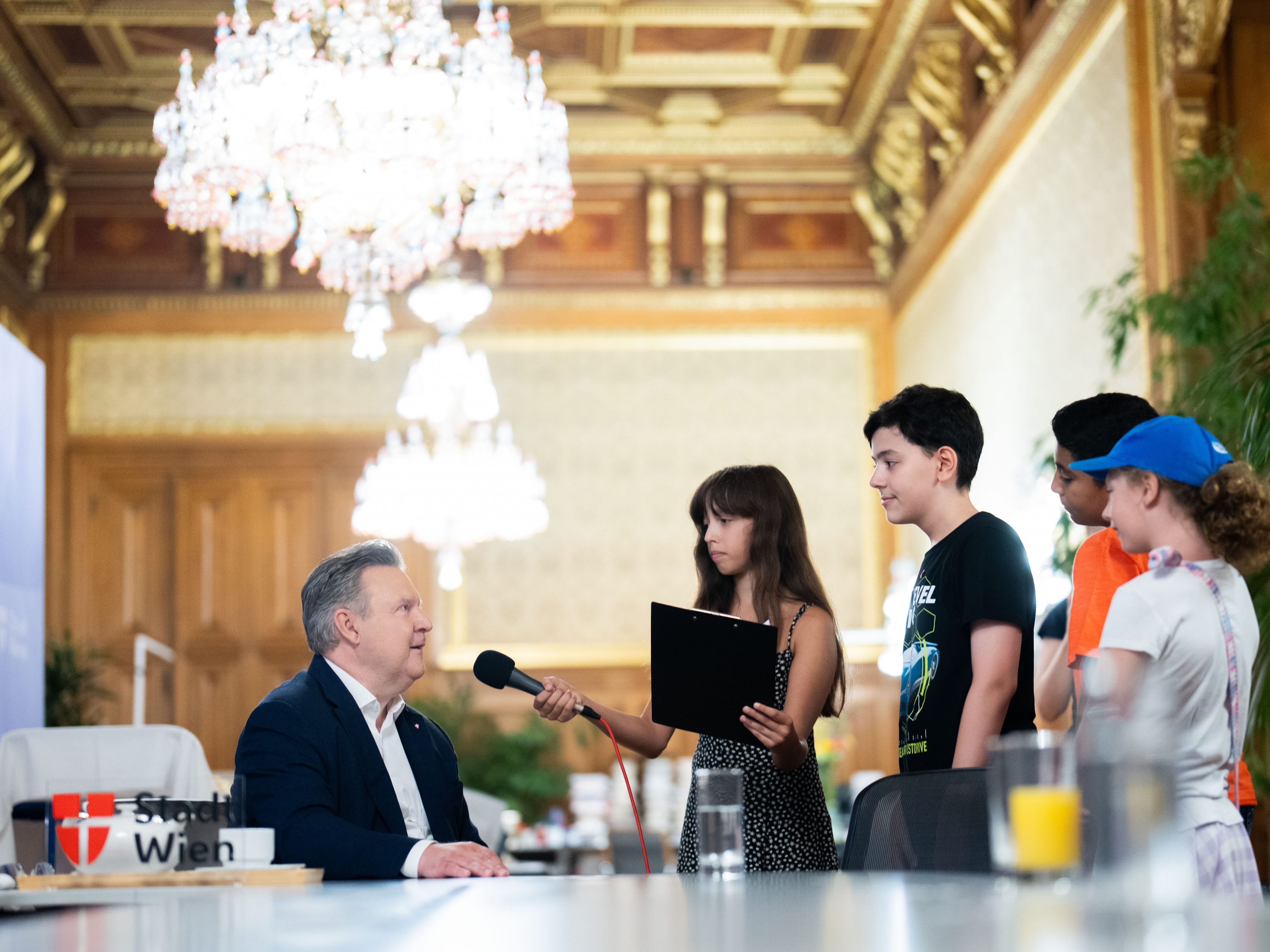 Wiens Bürgermeister Michael Ludwig wird interviewt. Wiens Bürgermeister Michael Ludwig wird interviewt.