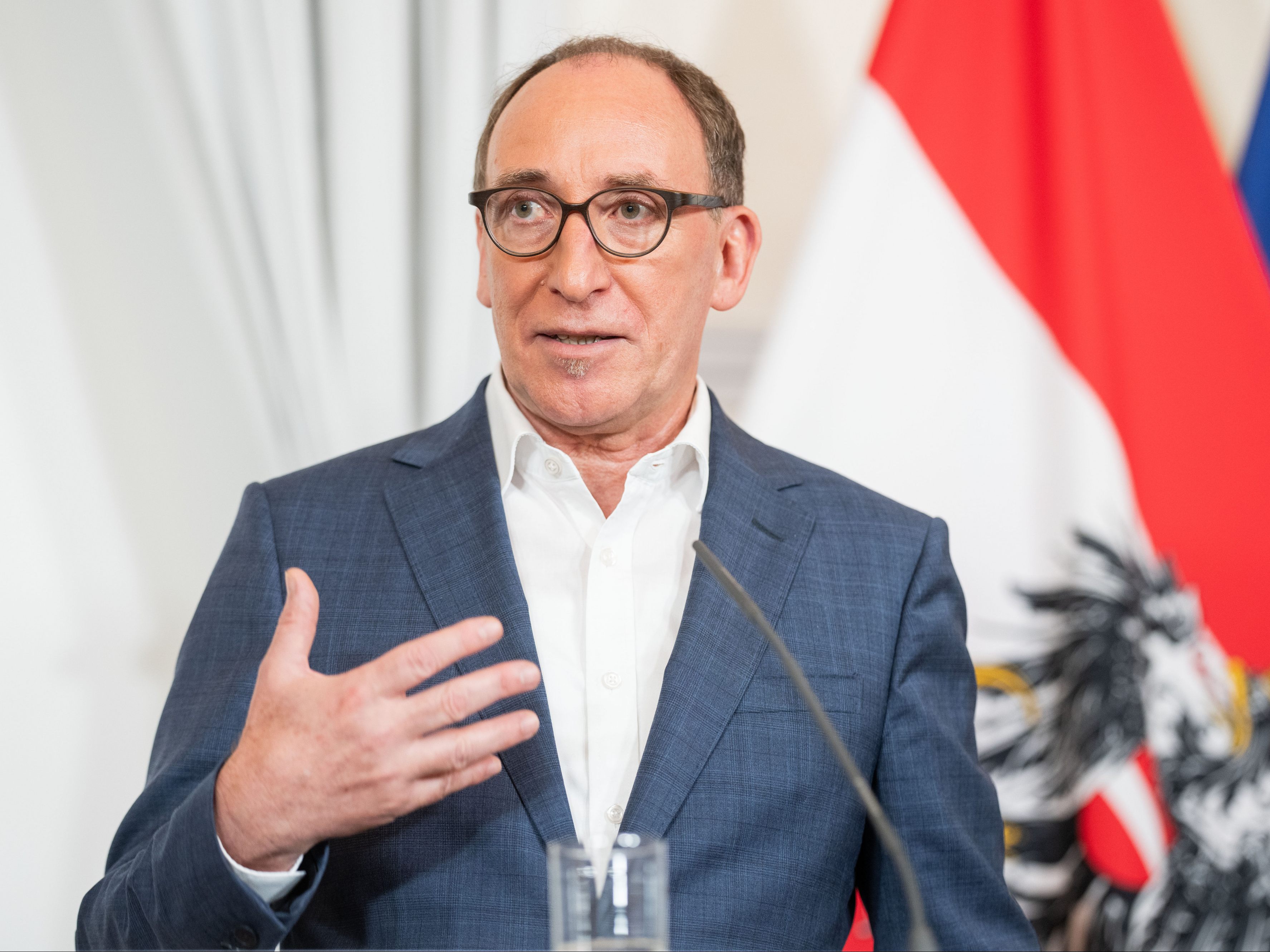 Der Sozialminister hat eine Verbandsklage gegen Banken in Auftrag gegeben.