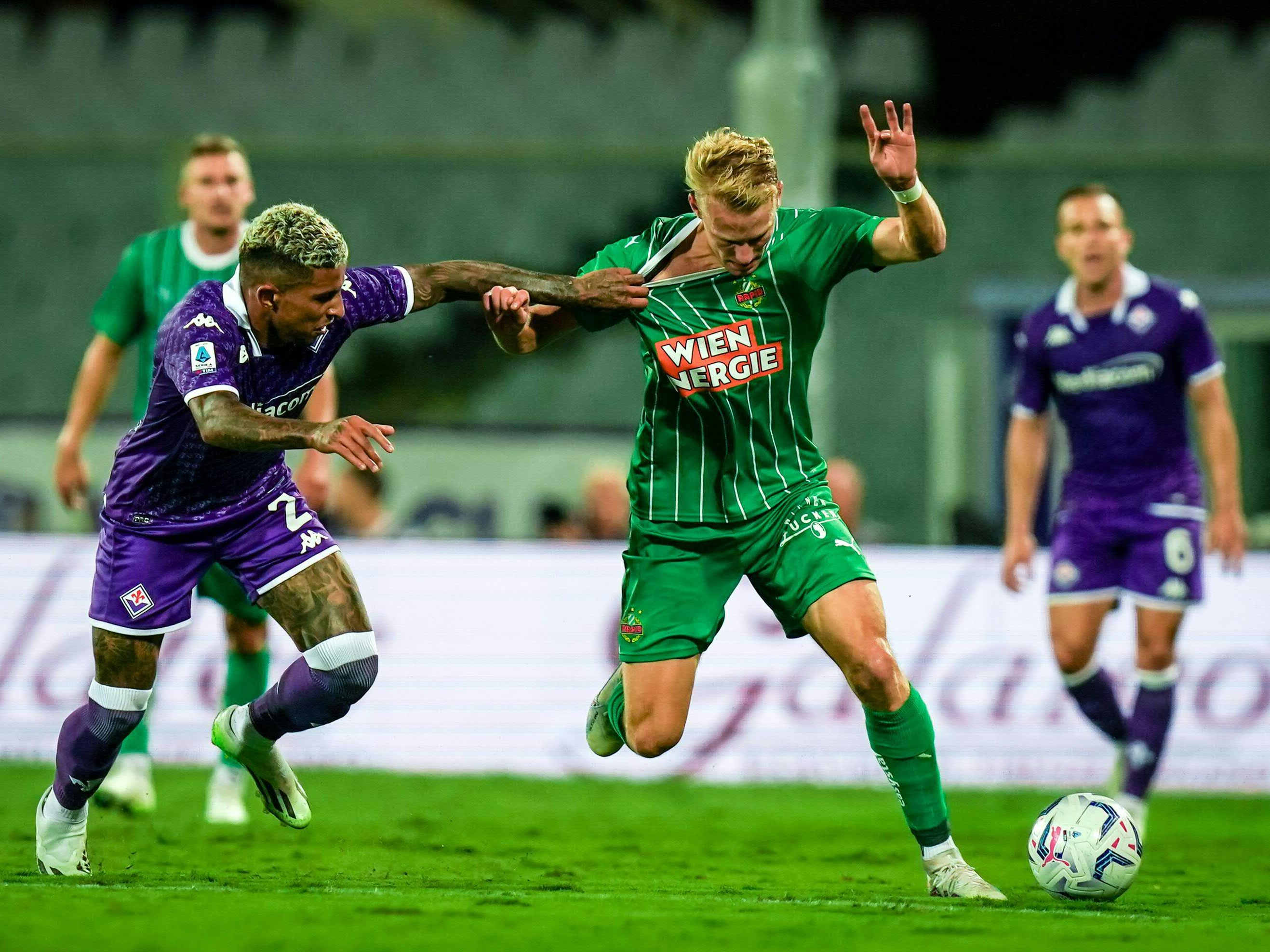 Rapid Wien musste sich mit 2:0 gegen Fiorentina geschlagen geben. Rapid Wien musste sich mit 2:0 gegen Fiorentina geschlagen geben.
