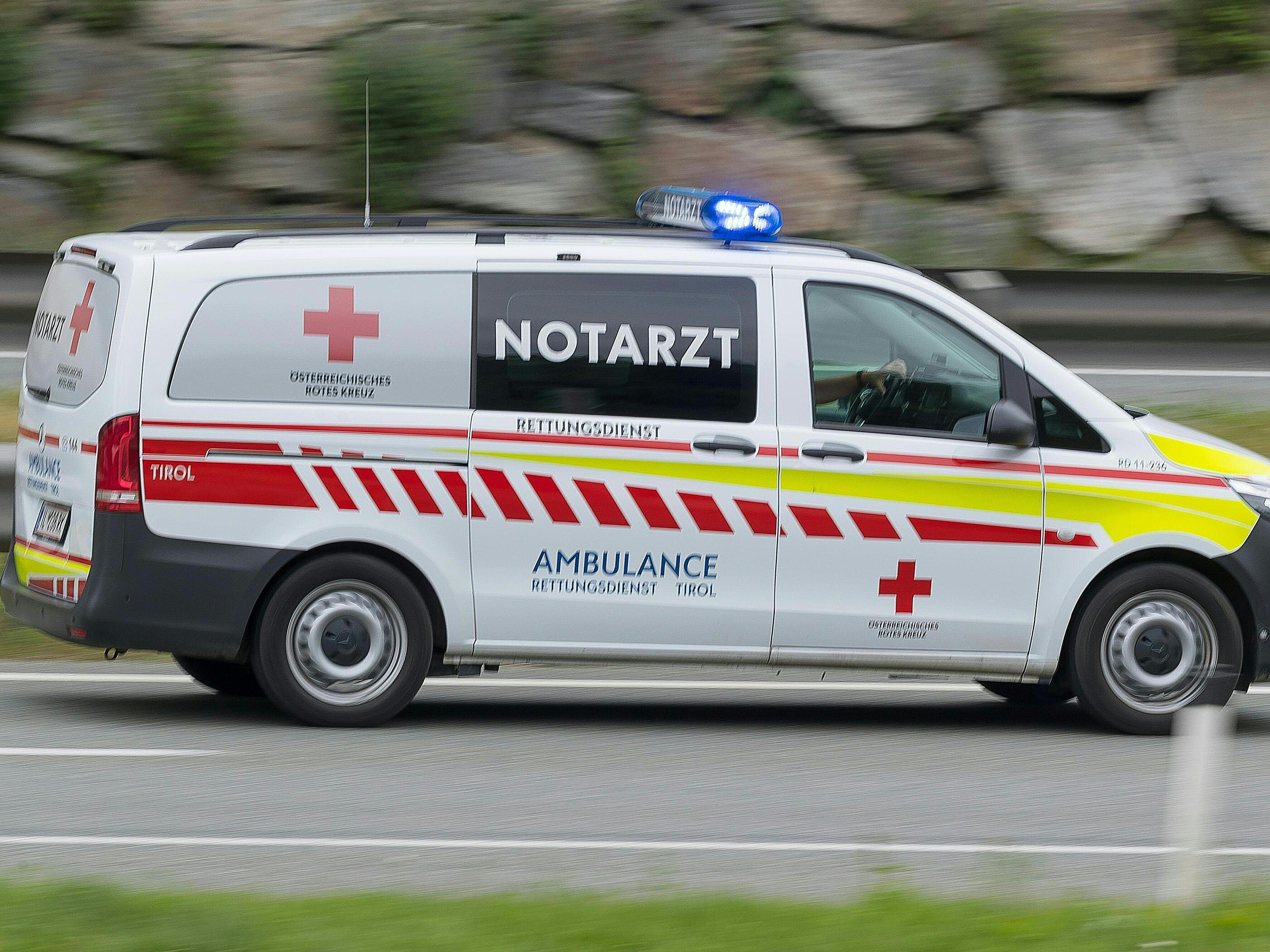 Im Burgenland starben zwei Menschen bei einer Pkw-Kollision. Im Burgenland starben zwei Menschen bei einer Pkw-Kollision.