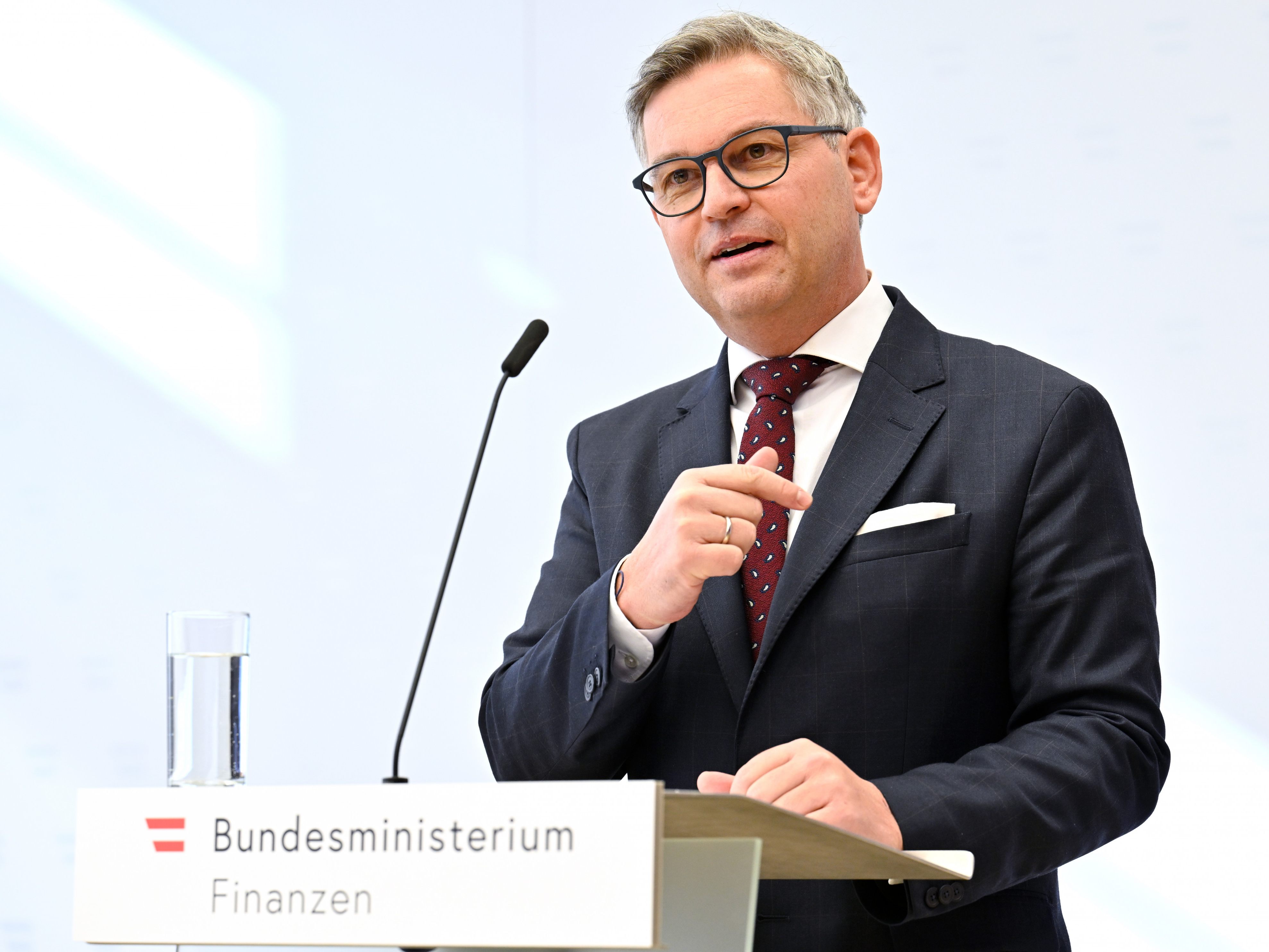 Finanzminister Magnus Brunner wird an der Pressekonferenz "Kampf gegen Sozialleistungsbetrug" teilnehmen.