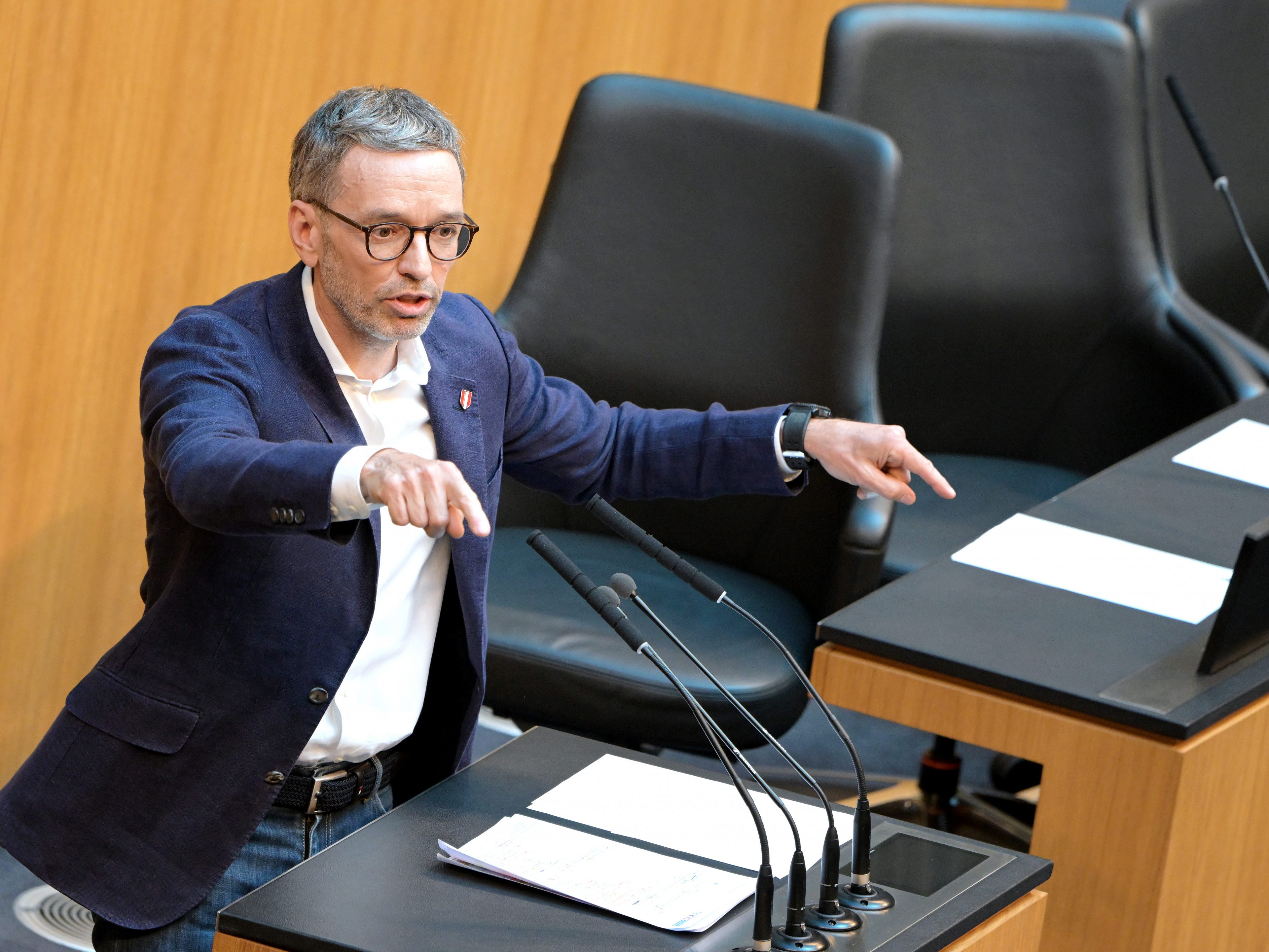 Die FPÖ will einen Sonder-Nationalrat zu Bargeld in der Verfassung. Die FPÖ will einen Sonder-Nationalrat zu Bargeld in der Verfassung.