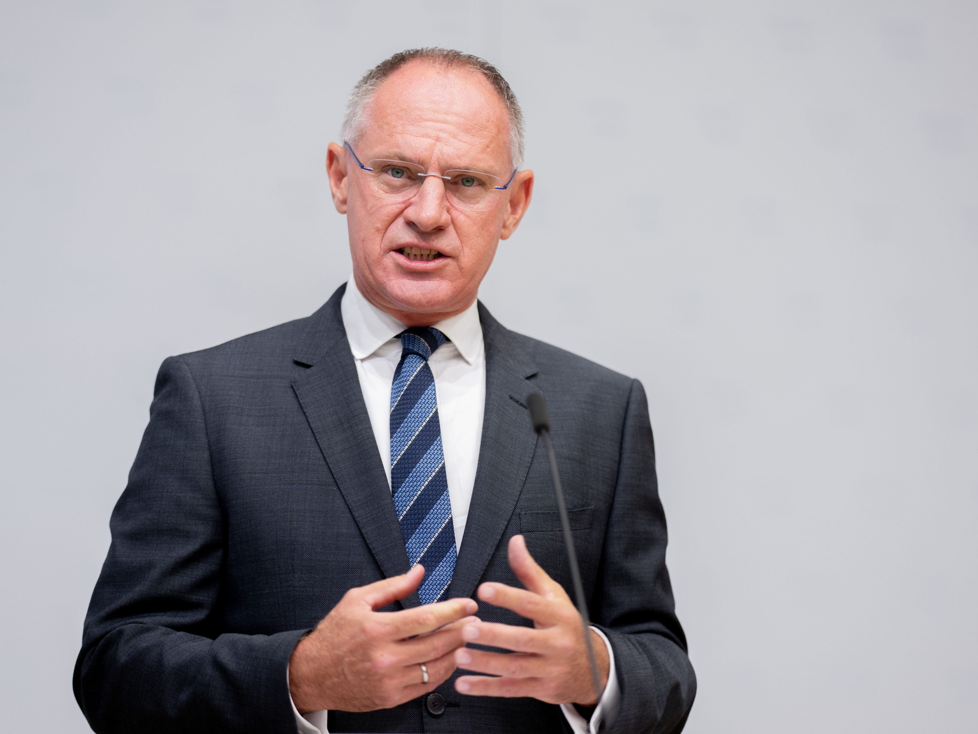 Das Bild zeigt Karner bei einem Medientermin zum Thema "Kampf gegen Sozialleistungsbetrug" am Mittwoch. Das Bild zeigt Karner bei einem Medientermin zum Thema "Kampf gegen Sozialleistungsbetrug" am Mittwoch.