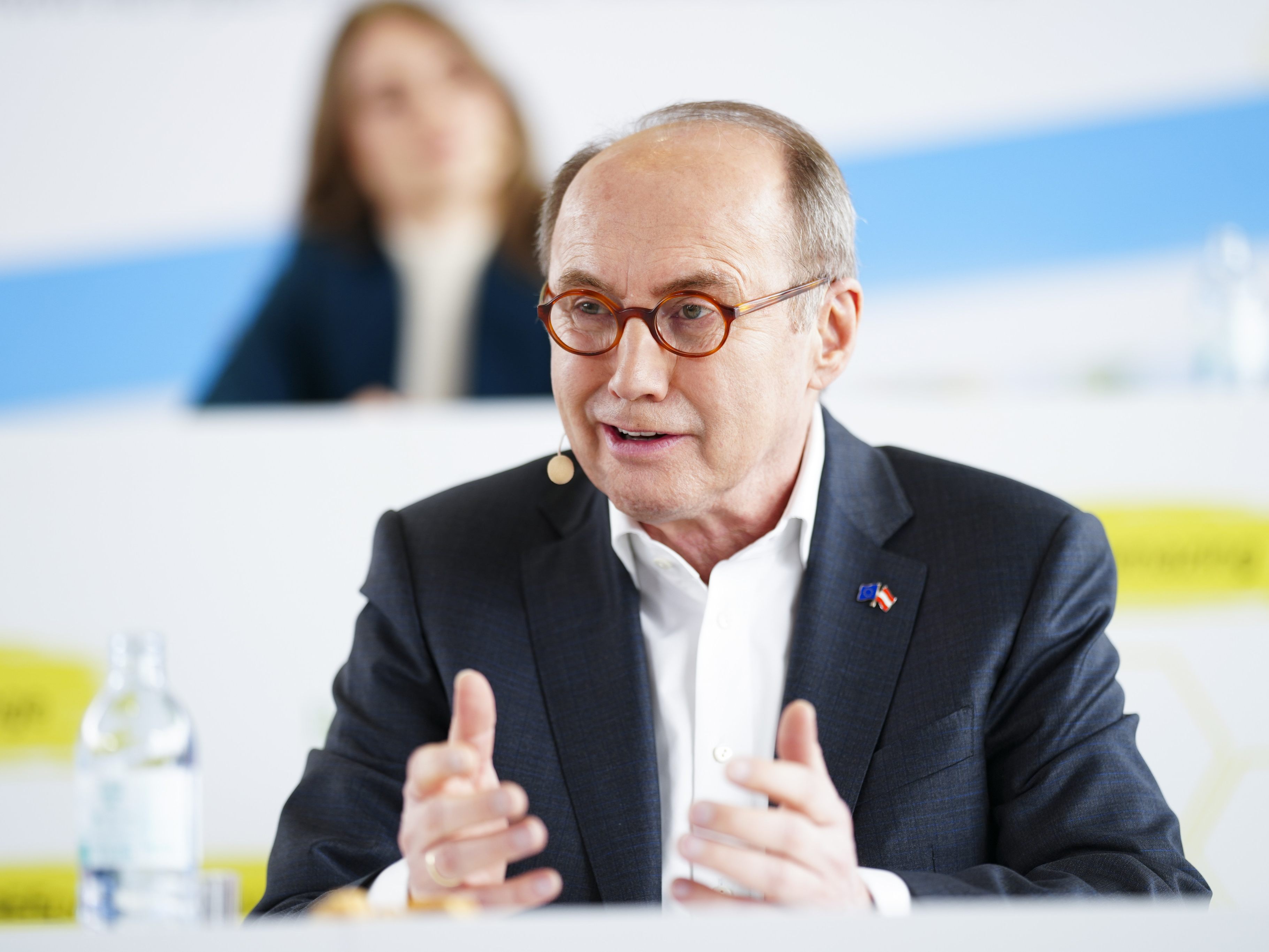 Karas tritt schon seit einiger Zeit als scharfer Kritiker seiner eigenen Partei auf. Karas tritt schon seit einiger Zeit als scharfer Kritiker seiner eigenen Partei auf.