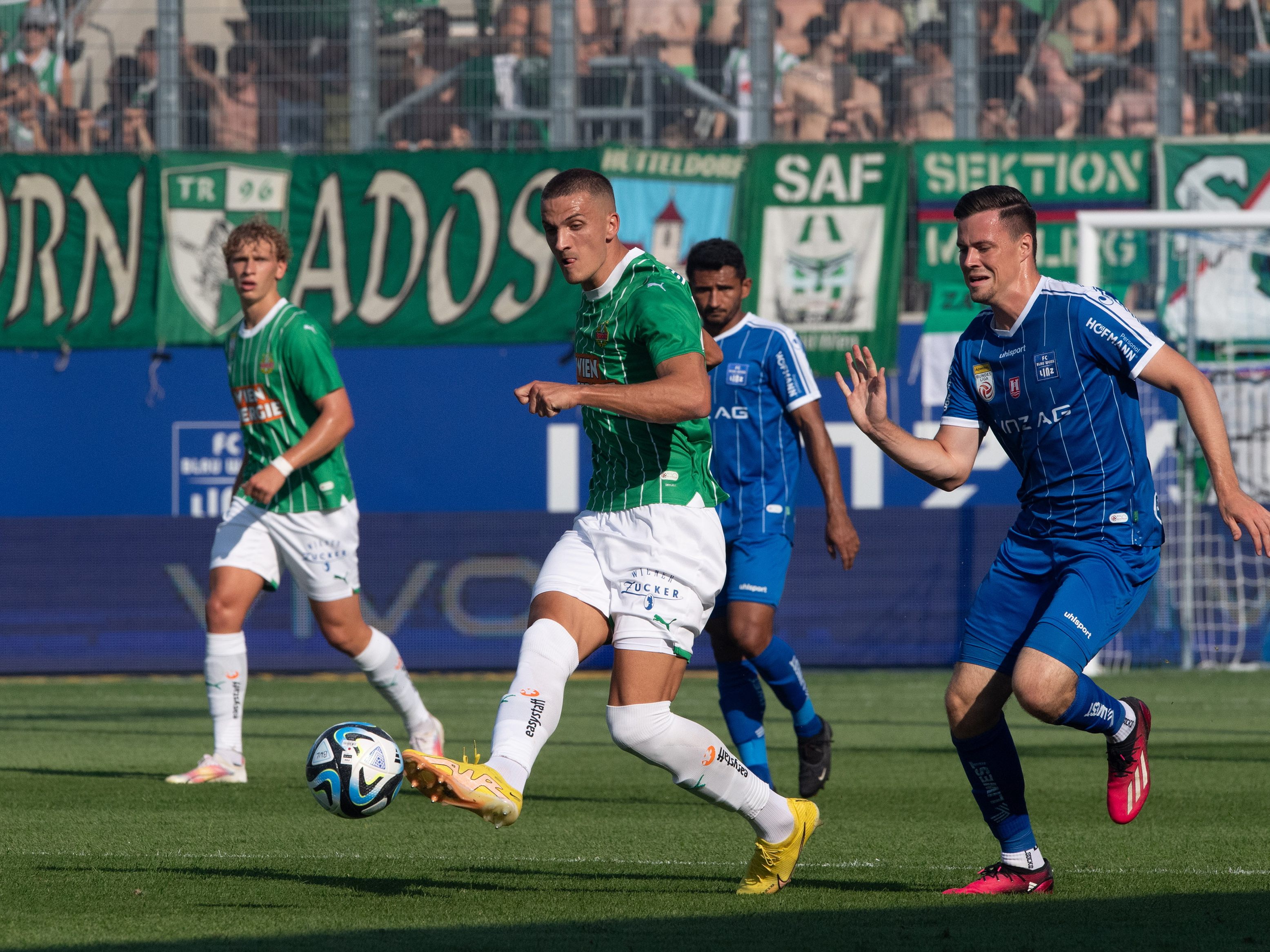 Rapid Wien feierte in Linz den nächsten 5:0-Sieg. Rapid Wien feierte in Linz den nächsten 5:0-Sieg.