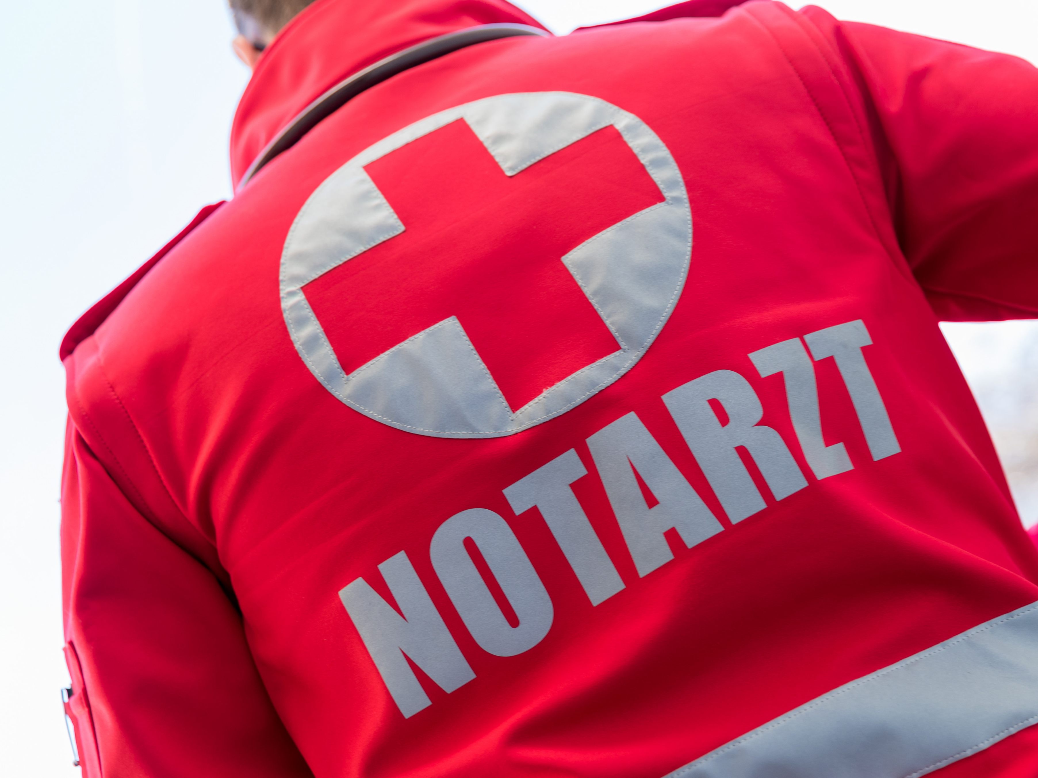 Ein Mann hat seine Frau beim Rückwärtsfahren mit dem Auto umgefahren und schwer verletzt.