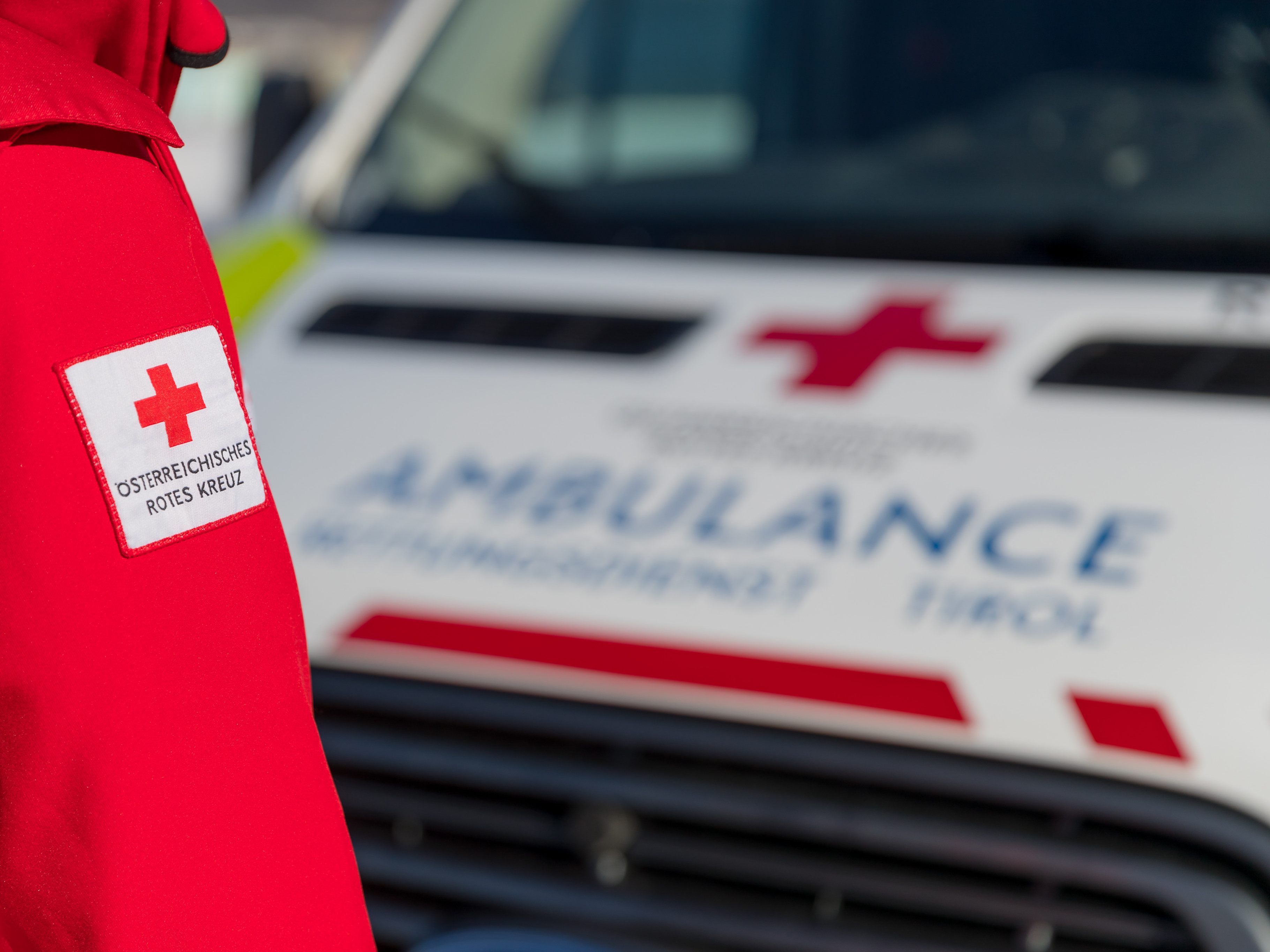 Die Frau und der Jugendliche wurden mit Verletzungen in ein Krankenhaus gebracht. Die Frau und der Jugendliche wurden mit Verletzungen in ein Krankenhaus gebracht.