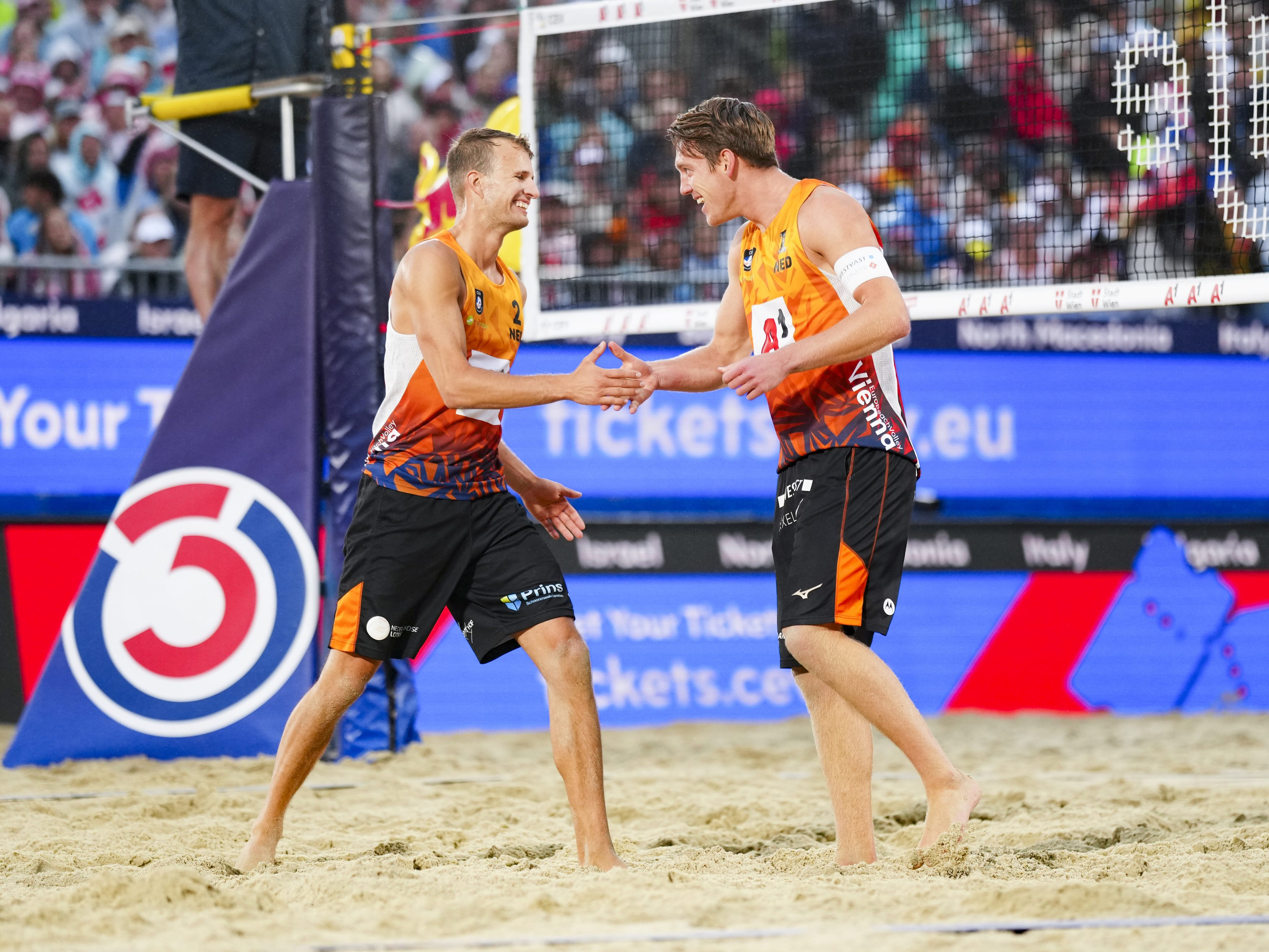 Trotz möglicher Sturmböen sollen die Finalspiele der Beachvolleyball-EM in Wien am Sonntag planmäßig stattfinden. Trotz möglicher Sturmböen sollen die Finalspiele der Beachvolleyball-EM in Wien am Sonntag planmäßig stattfinden.