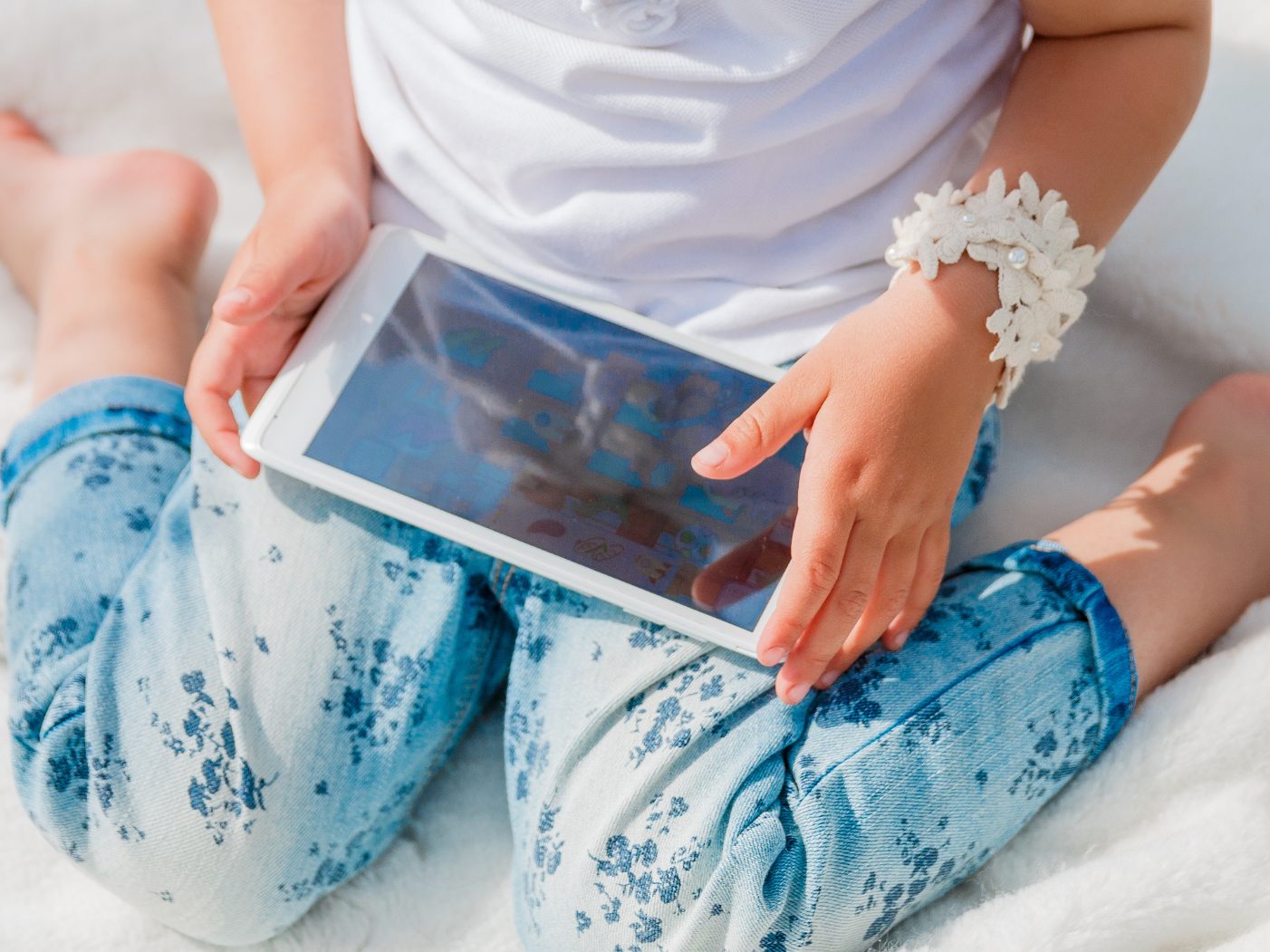 Zu viel Zeit mit Smartphones und Bildschirmen ist für Kinder oft schädlich.