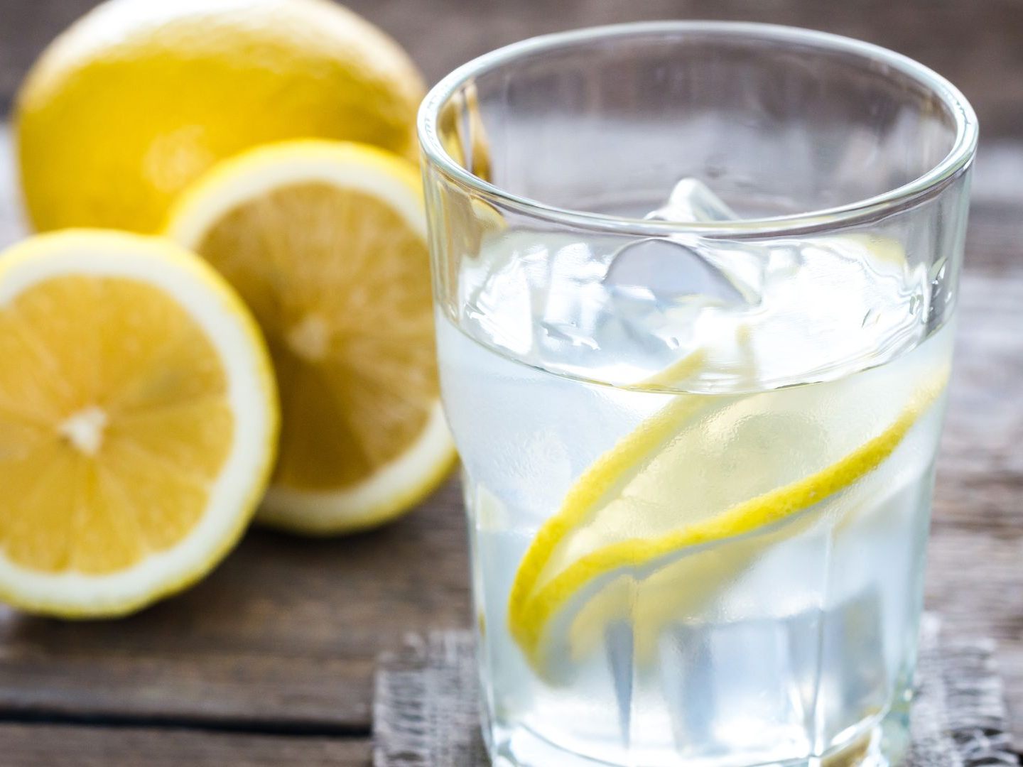 Zitronenwasser ist äußerst gesund.