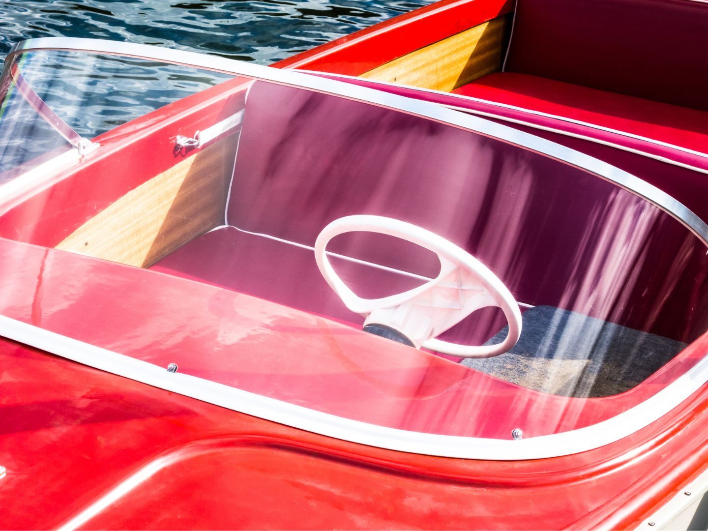 Am Motorboot entstand Totalschaden. Am Motorboot entstand Totalschaden.