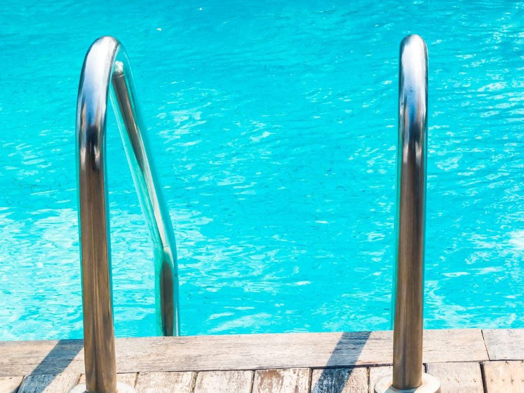 Ein Zweijähriger stürzte in einen Pool und ging unter. Ein Zweijähriger stürzte in einen Pool und ging unter.