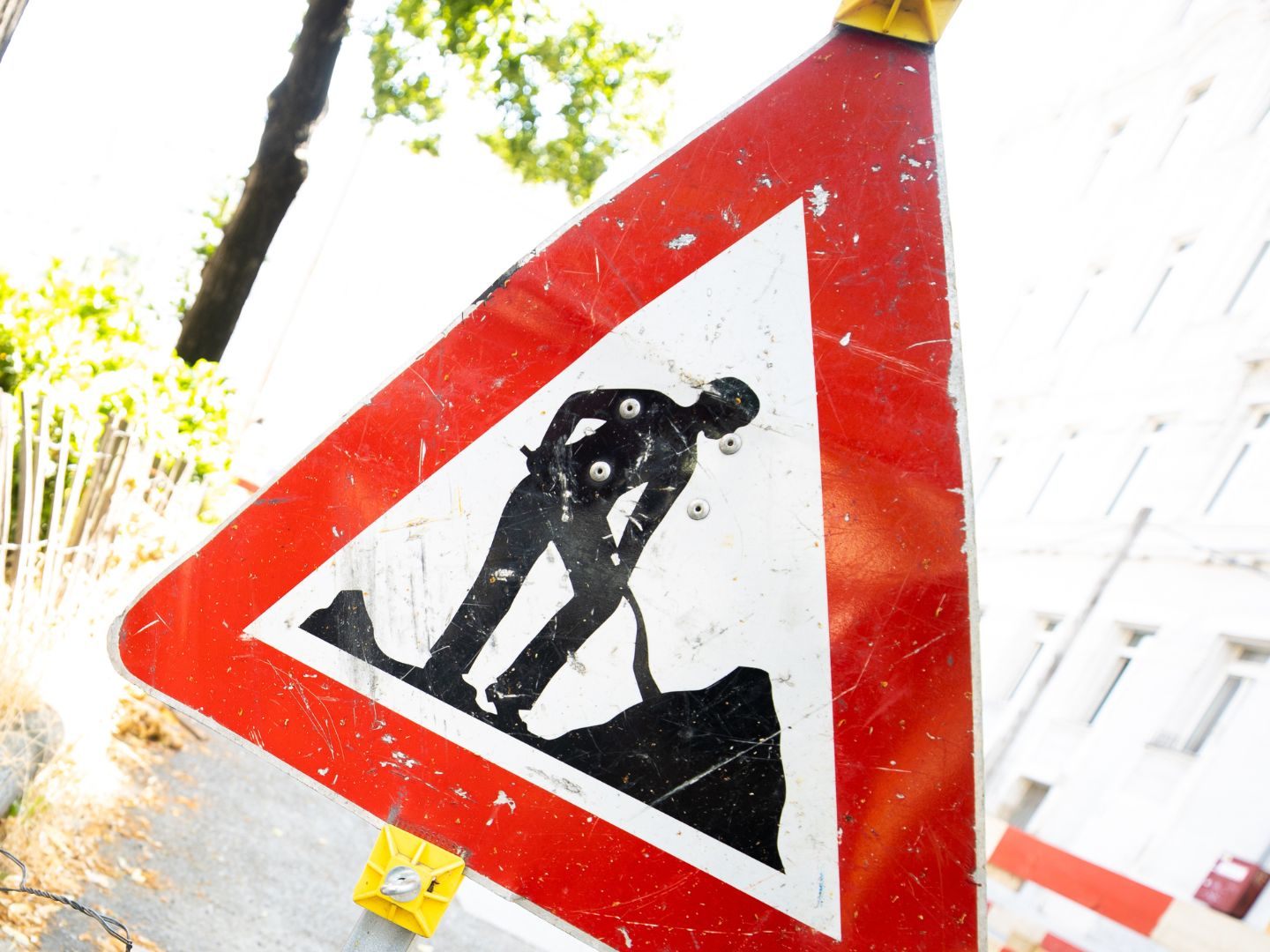 In einem Abschnitt der Krottenbachstraße in Wien wird ein Radweg errichtet. In einem Abschnitt der Krottenbachstraße in Wien wird ein Radweg errichtet.