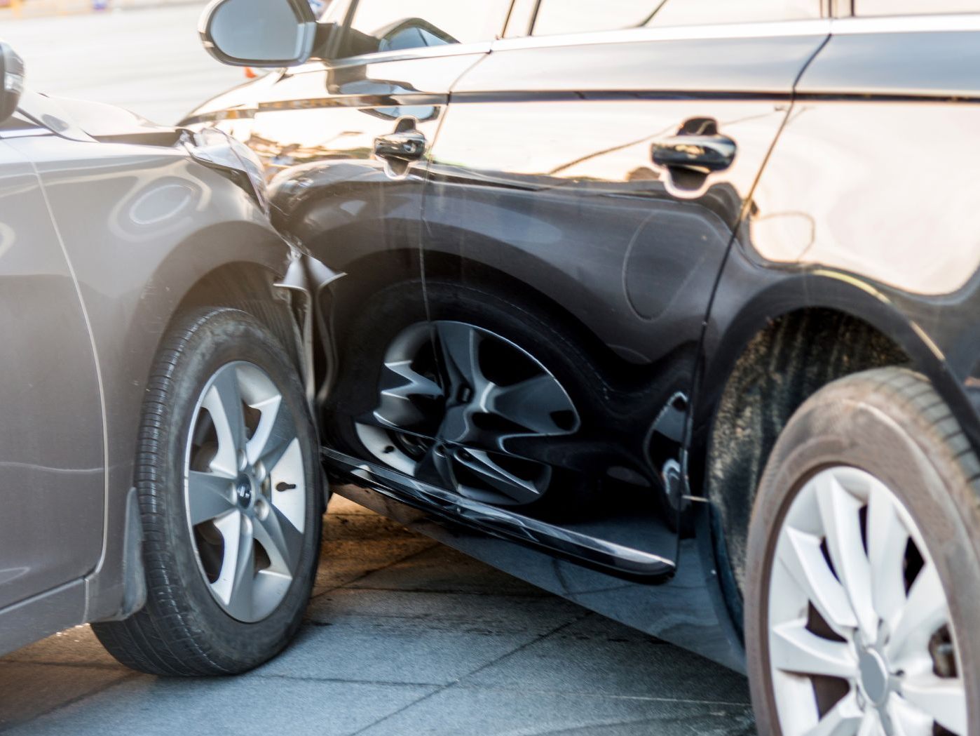 Ein alkoholisierter Autofahrer verursachte mit einem nicht zugelassenen Auto einen Unfall.